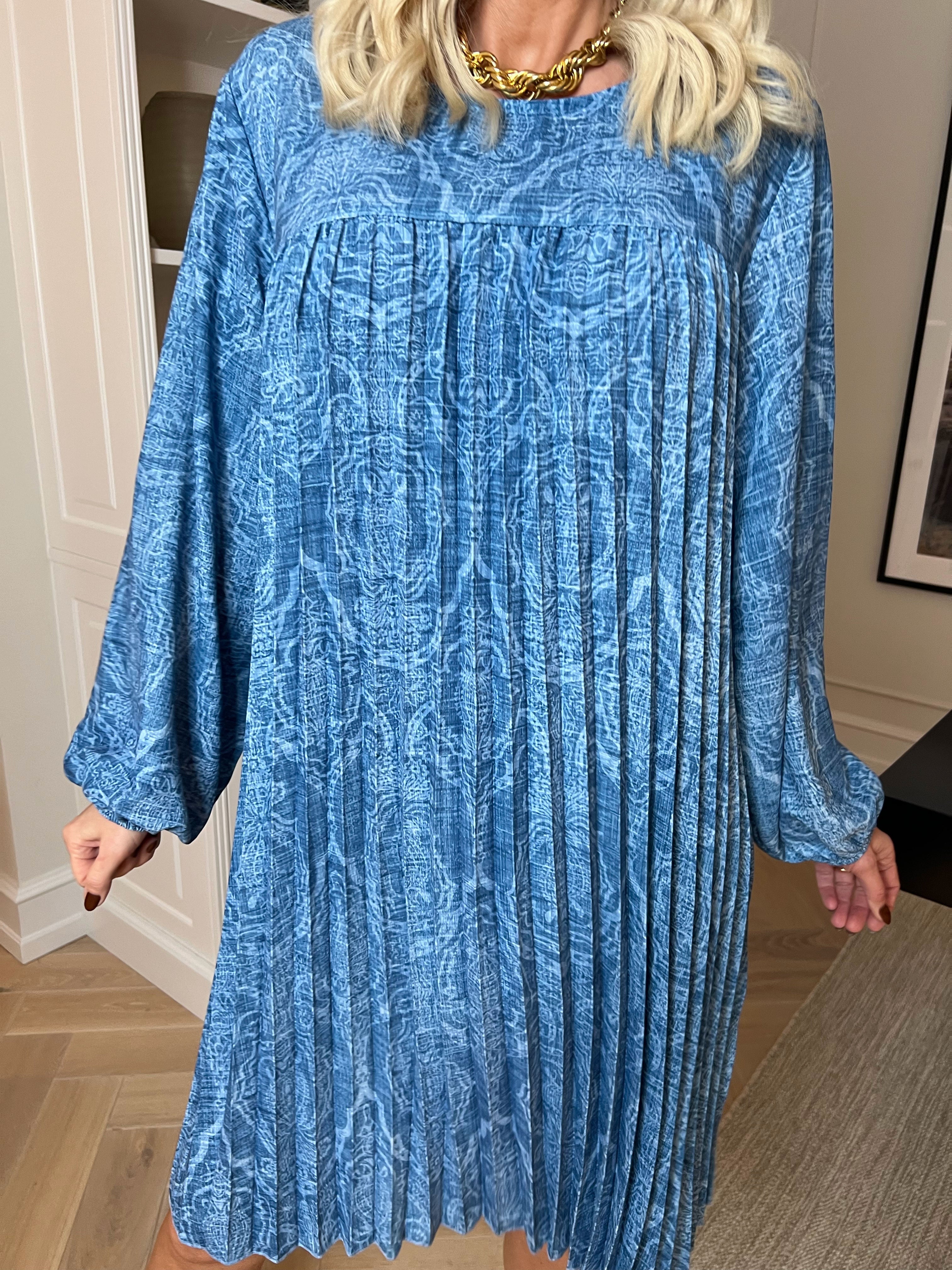 Nancy Royal Short L/S - Mønstret kjole med plisseringer og lommer