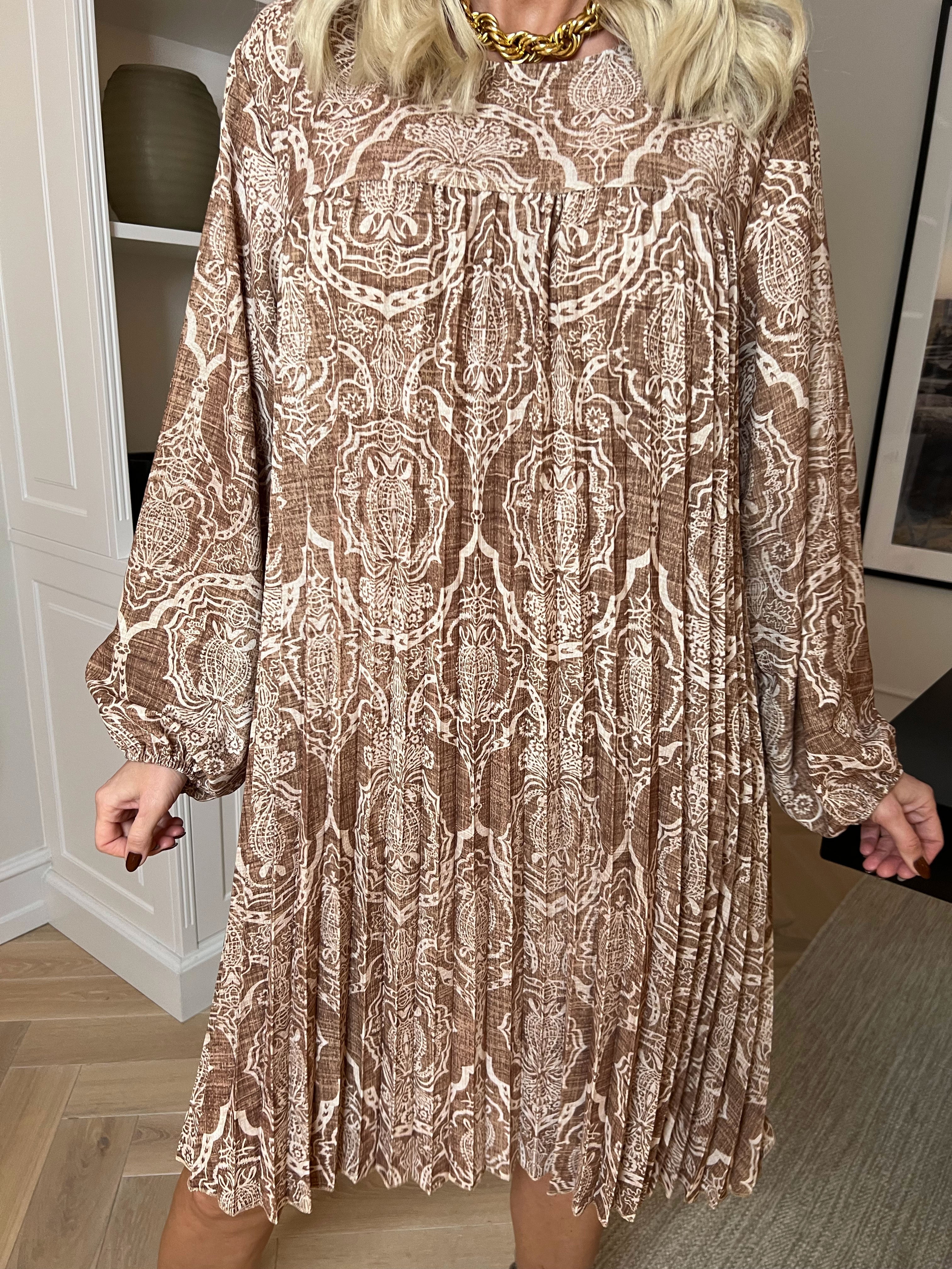 Nancy Royal Short L/S - Mønstret kjole med plisseringer og lommer