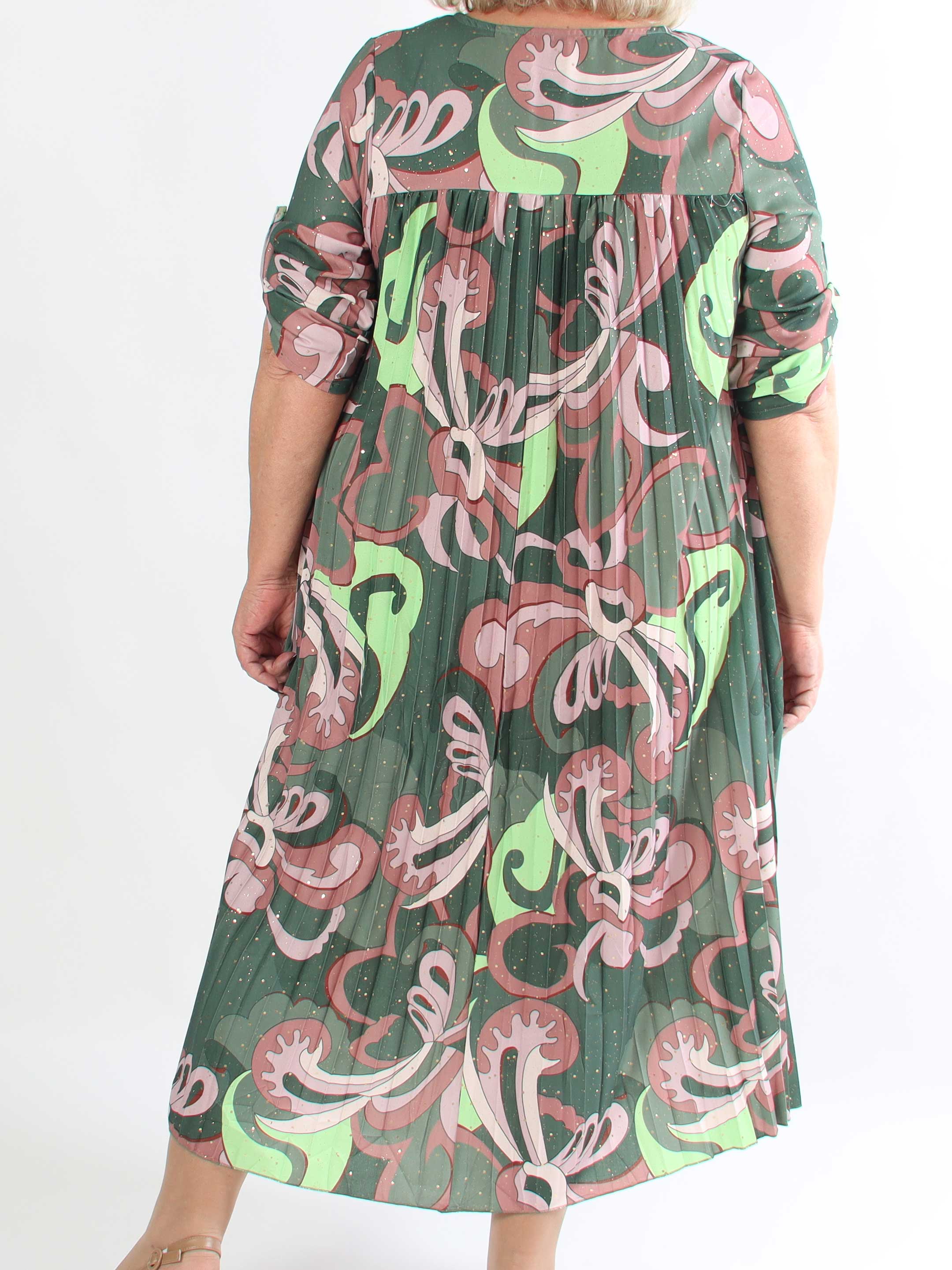 Nannie Retro - Lang plisseret plus size kjole i flerfarvet mønster