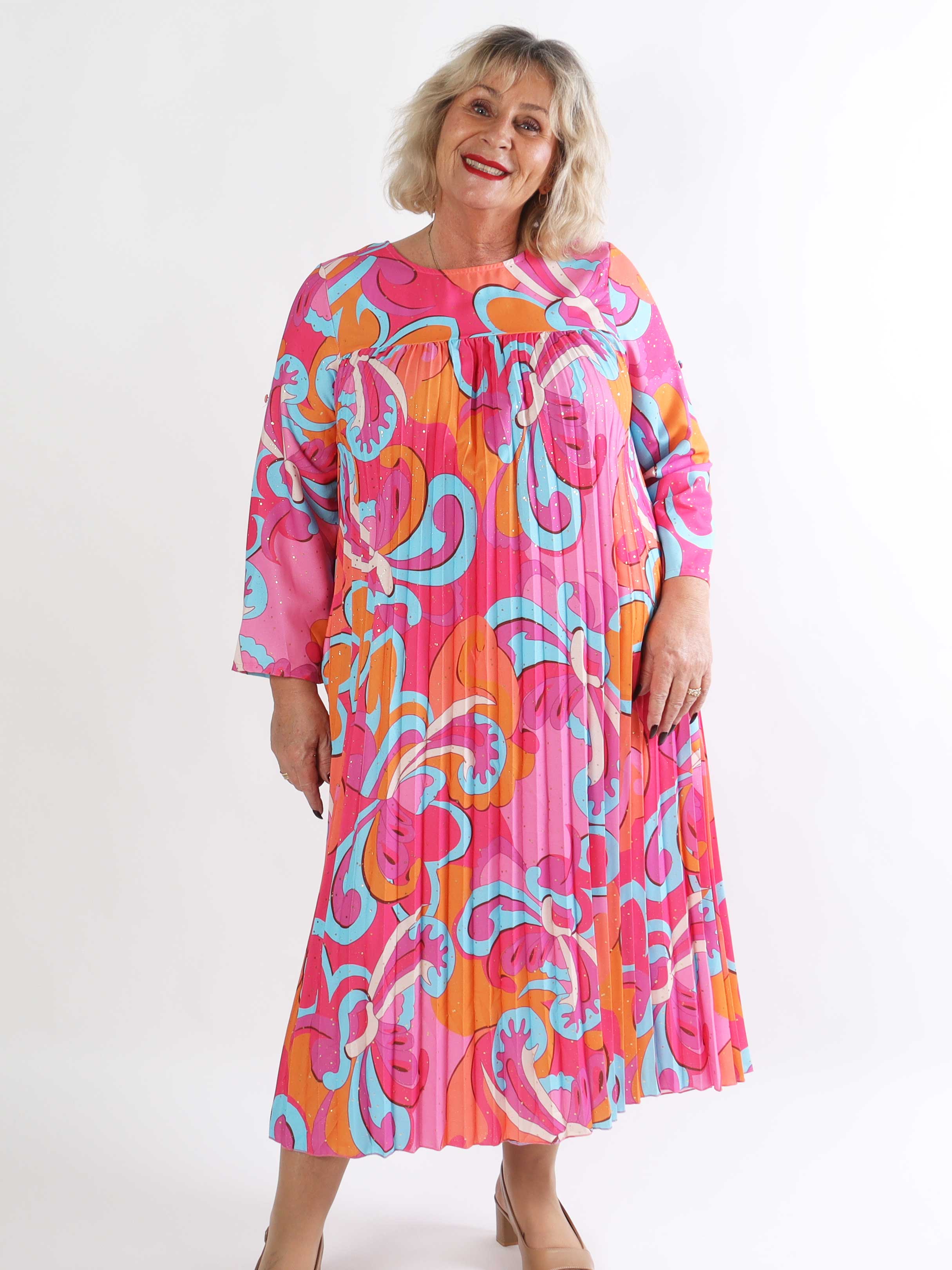 Nannie Retro - Lang plisseret plus size kjole i flerfarvet mønster