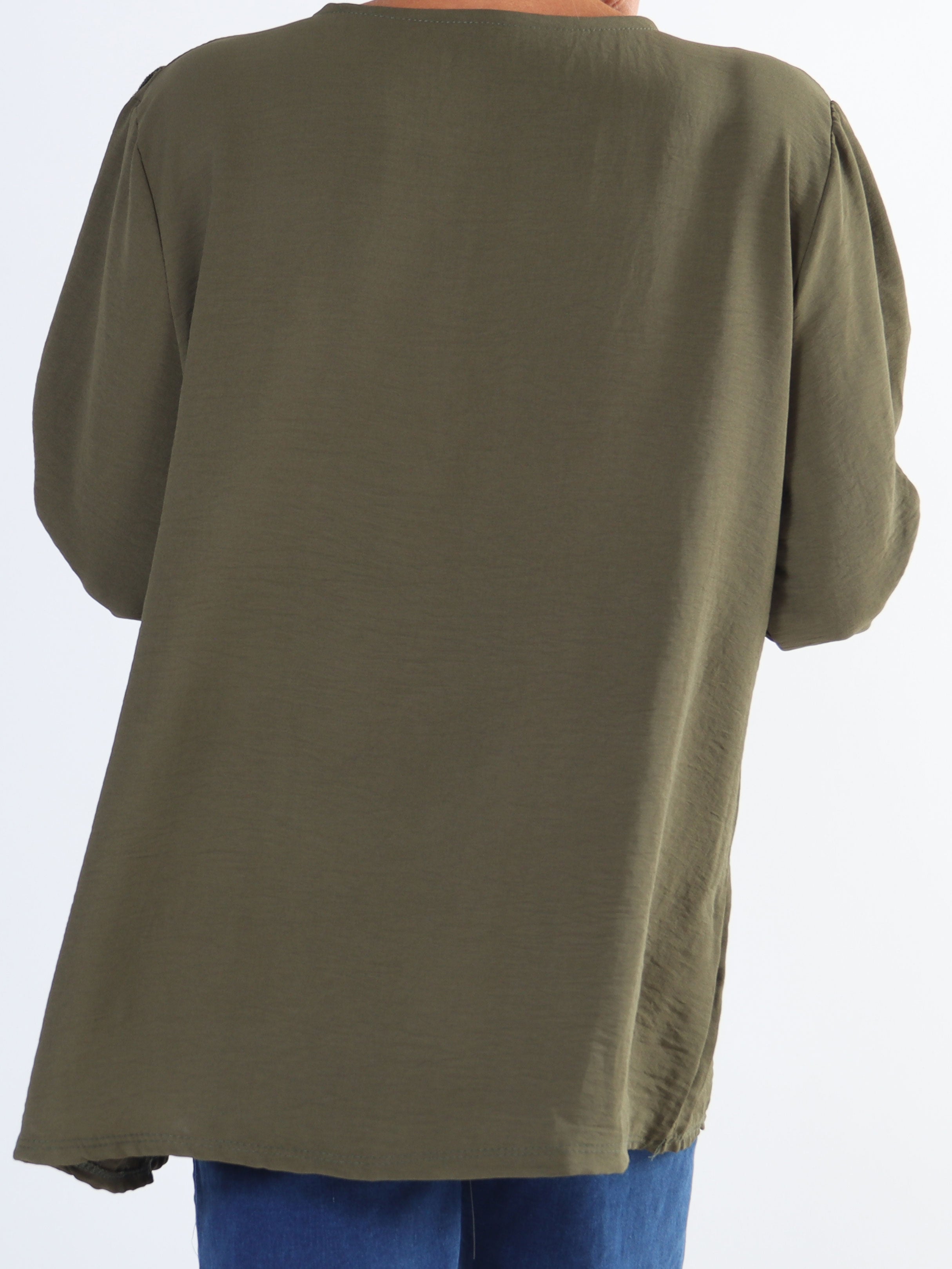 Nicola - Söt plus size blus med volanger och knappar