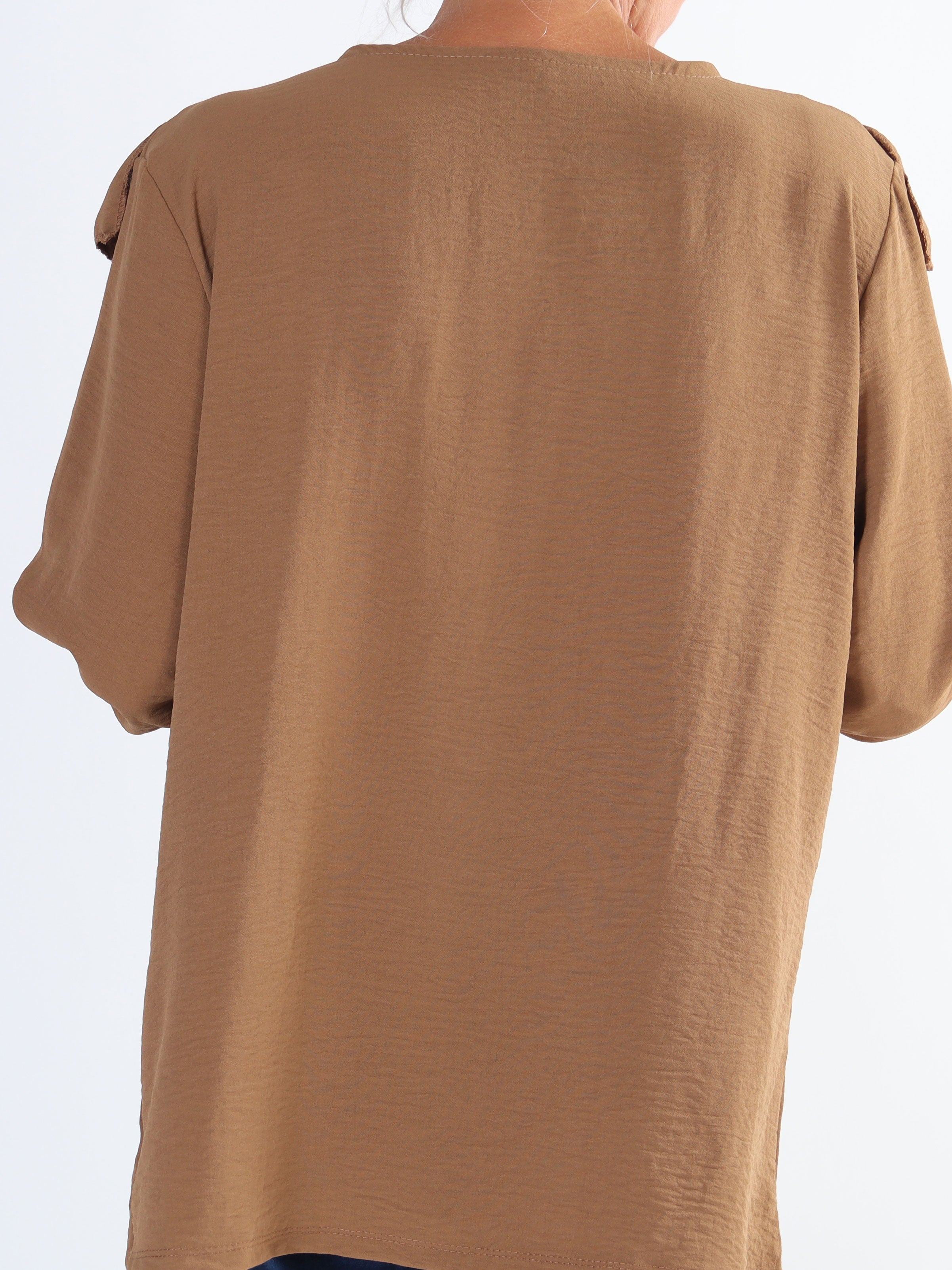 Nicola - Söt plus size blus med volanger och knappar