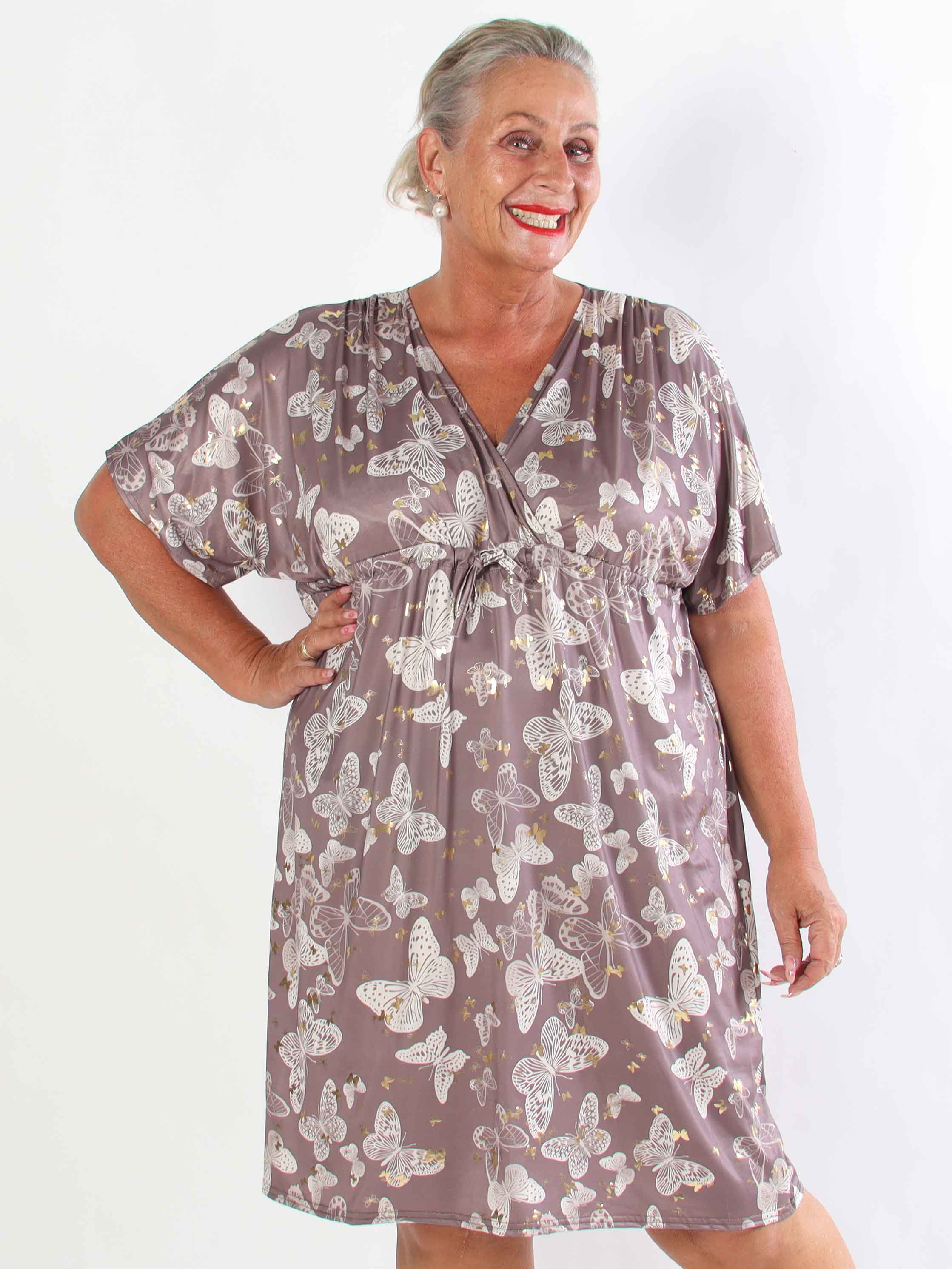 Nicolina Butterfly Short - Plus size kjole med sommerfugleprint og snøre under brystet