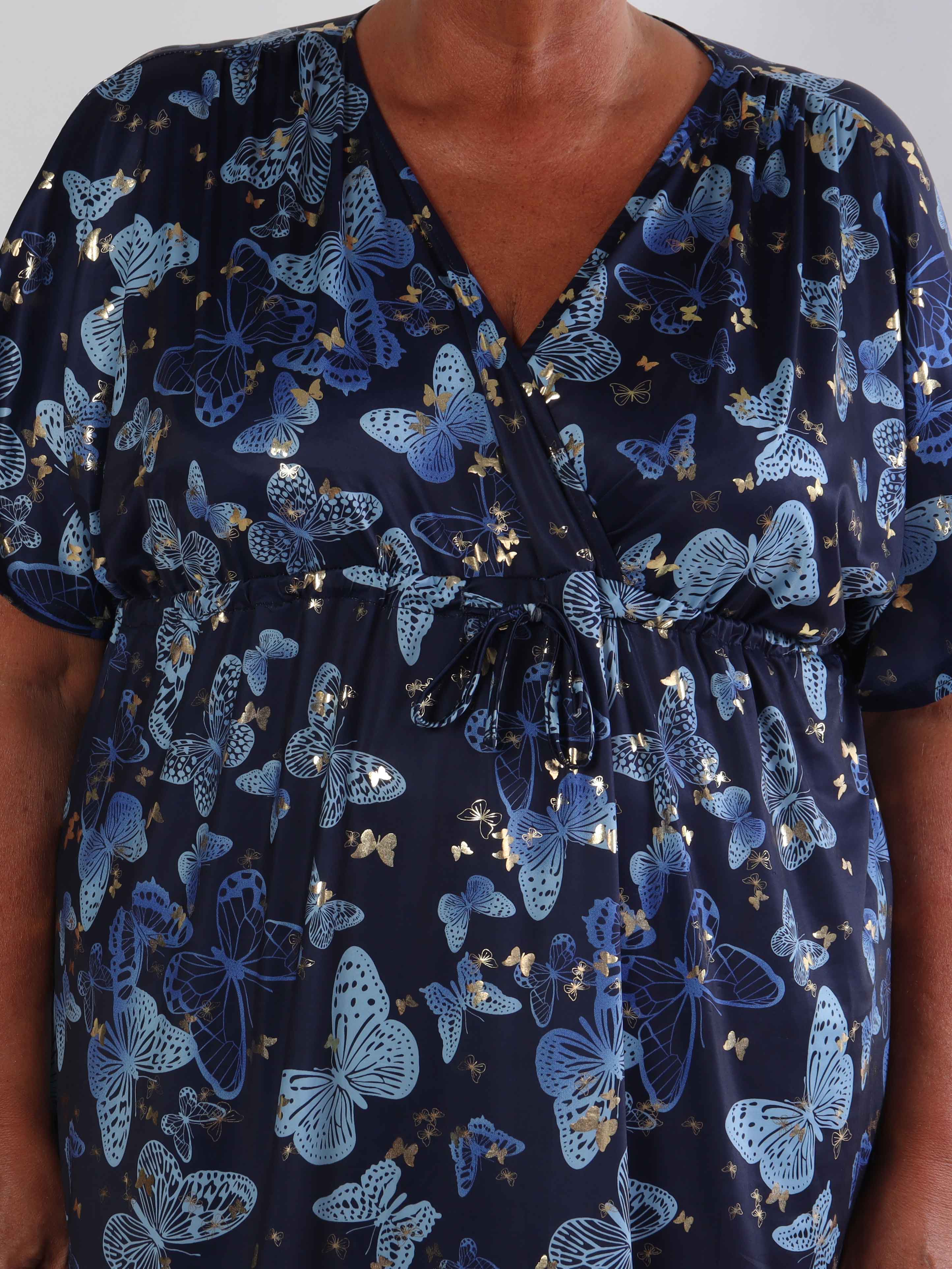 Nicolina Butterfly Short - Plus size kjole med sommerfugleprint og snøre under brystet