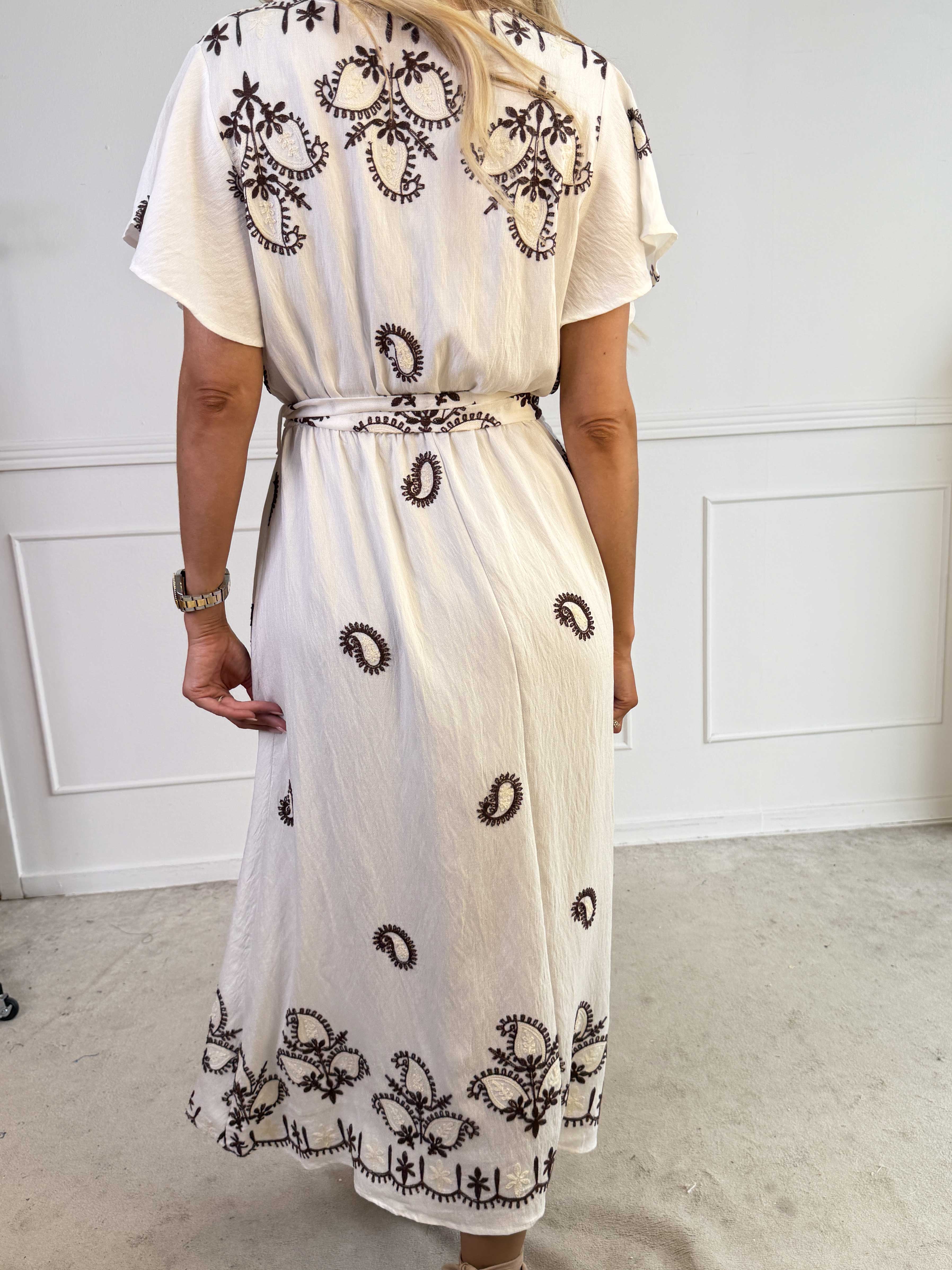 Nidia - Feminin kjole i viskoseblanding med broderet paisley mønster