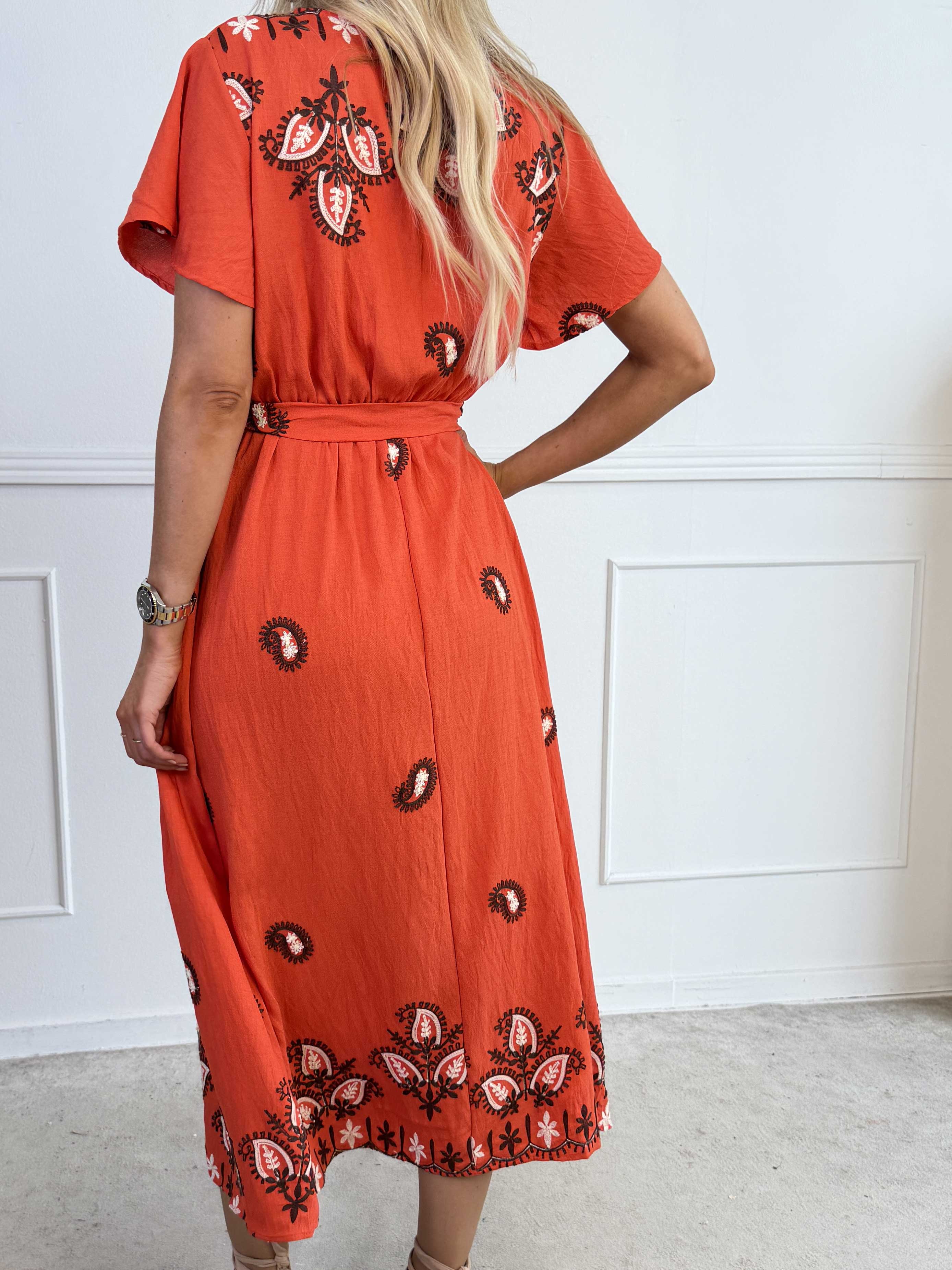 Nidia - Feminin kjole i viskoseblanding med broderet paisley mønster