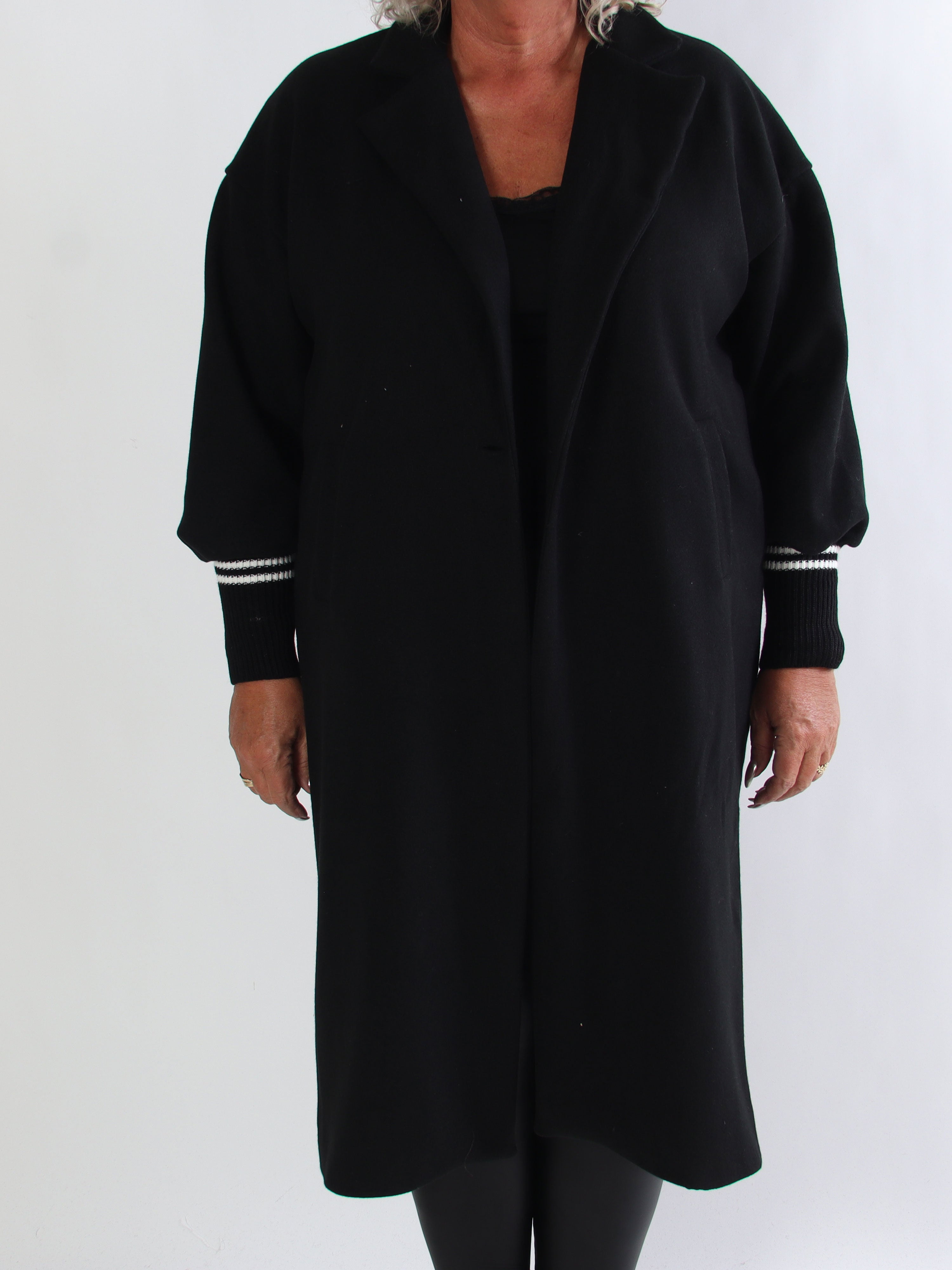 Nitas - Plus size övergångsjacka med stickad del på ärmen