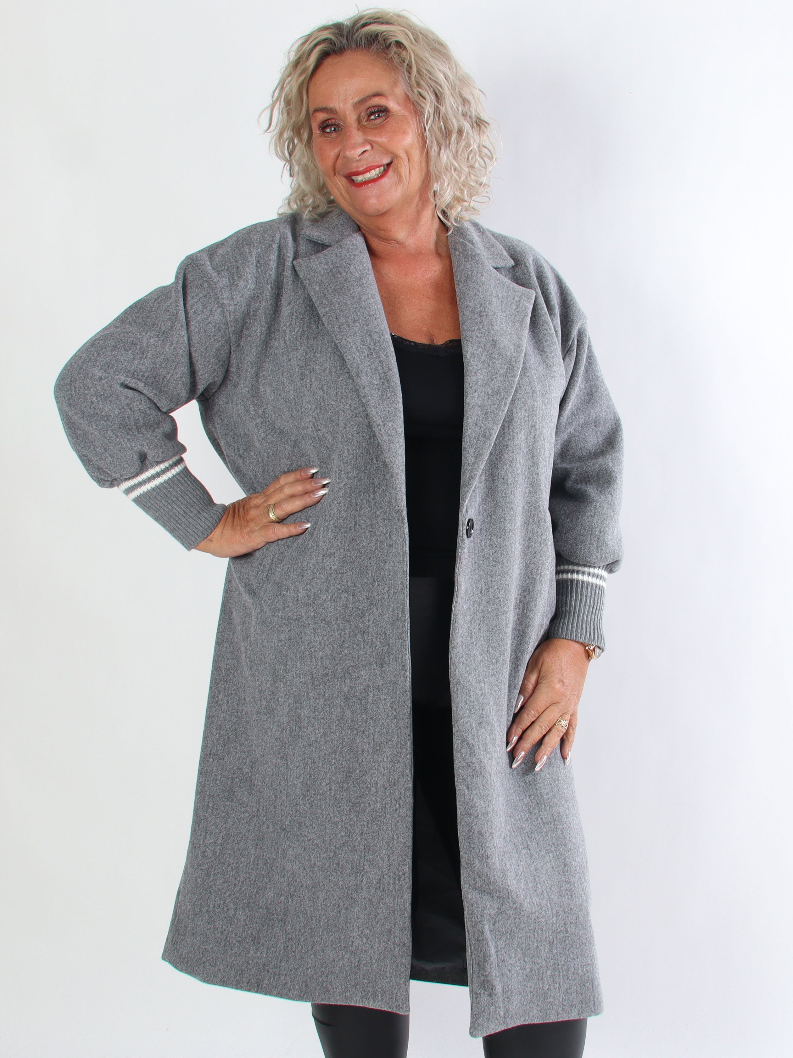 Nitas - Plus size övergångsjacka med stickad del på ärmen