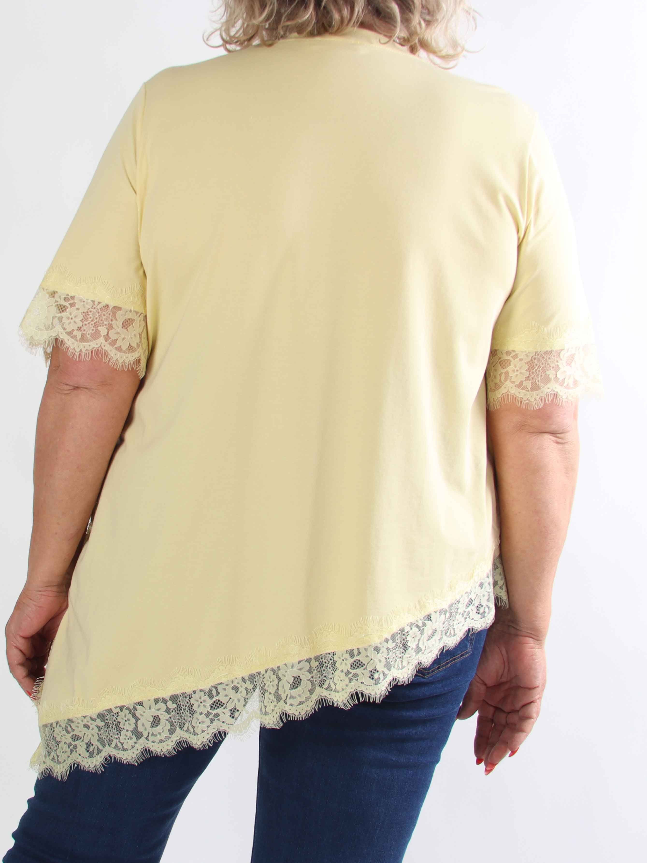 Nitza - Plus size t-shirt i bomuld med skråtskåret bund og elegante blondekanter