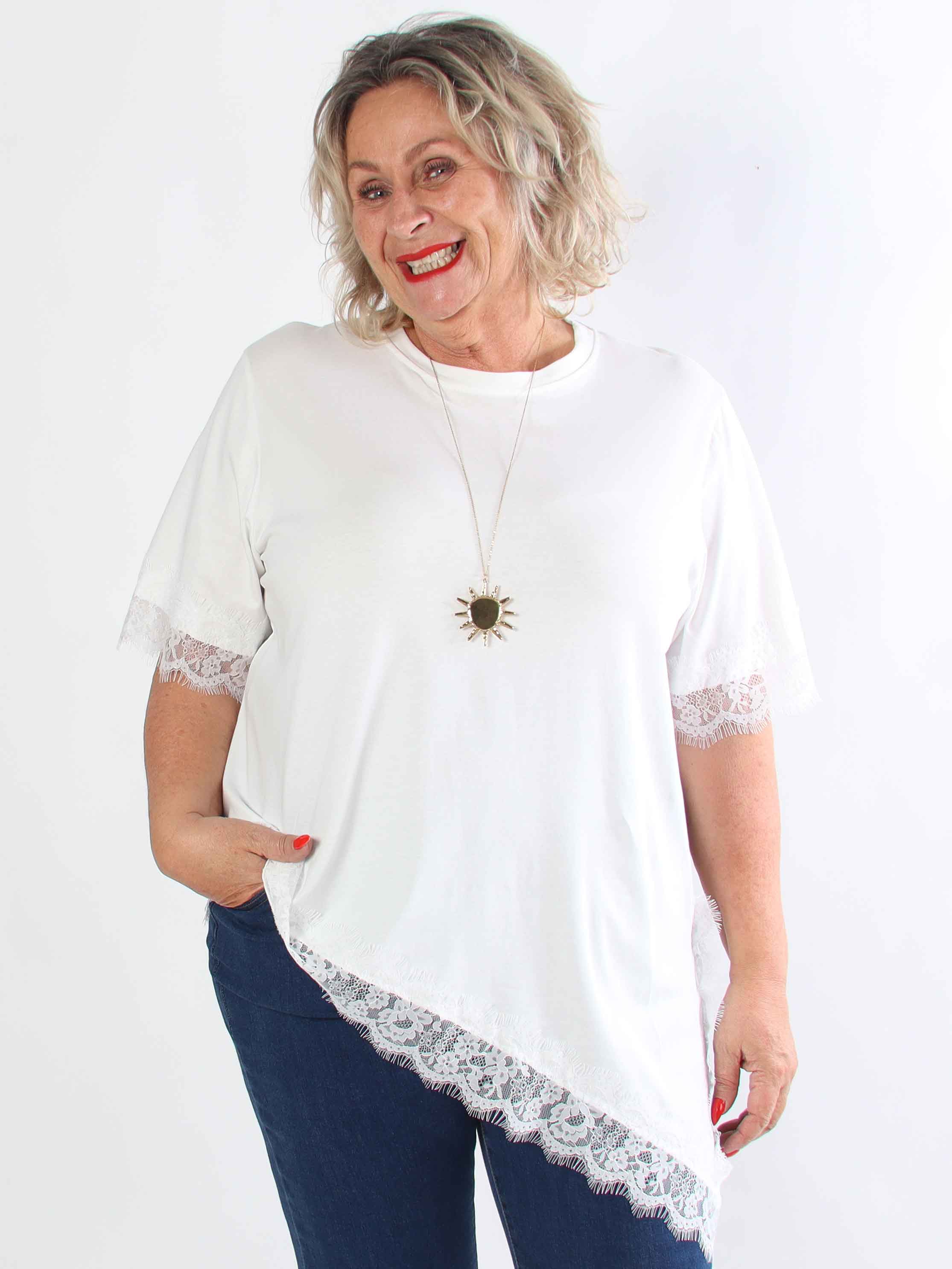 Nitza - Plus size t-shirt i bomuld med skråtskåret bund og elegante blondekanter