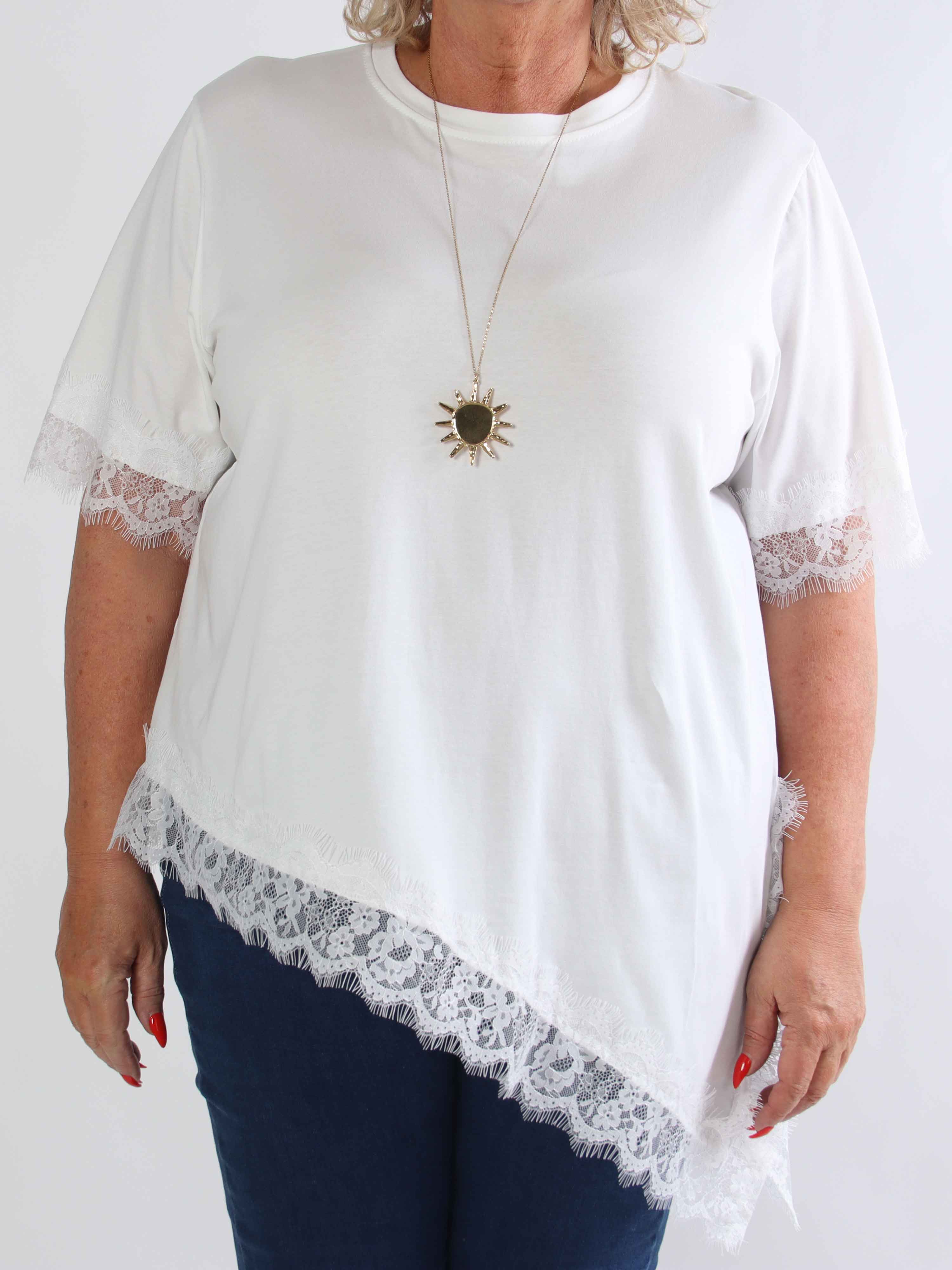 Nitza - Plus size t-shirt i bomuld med skråtskåret bund og elegante blondekanter