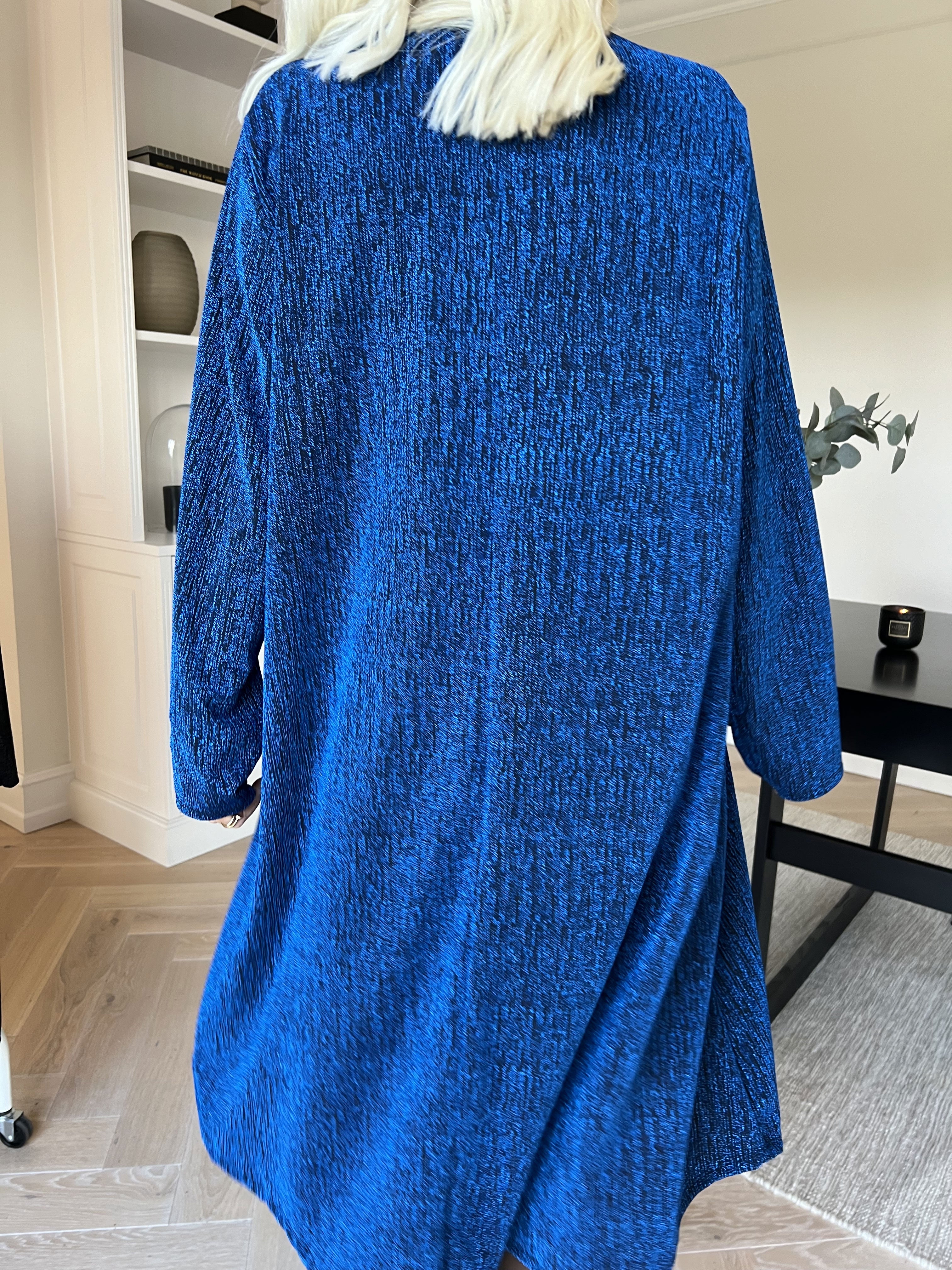 Noelia - Klänning med glittertråd och guldbrosch