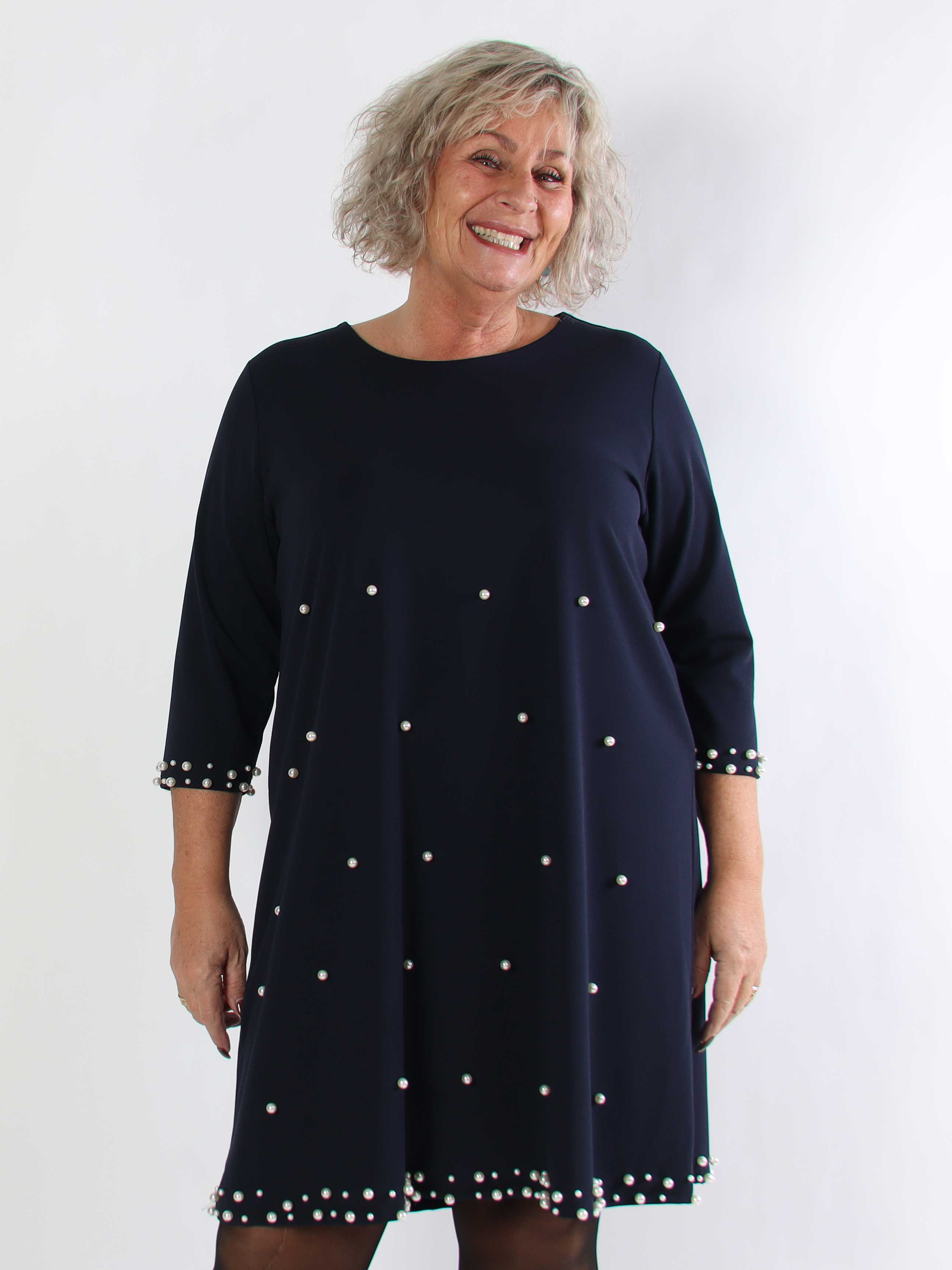 Obi - Klassisk plus size klänning med fina pärlor