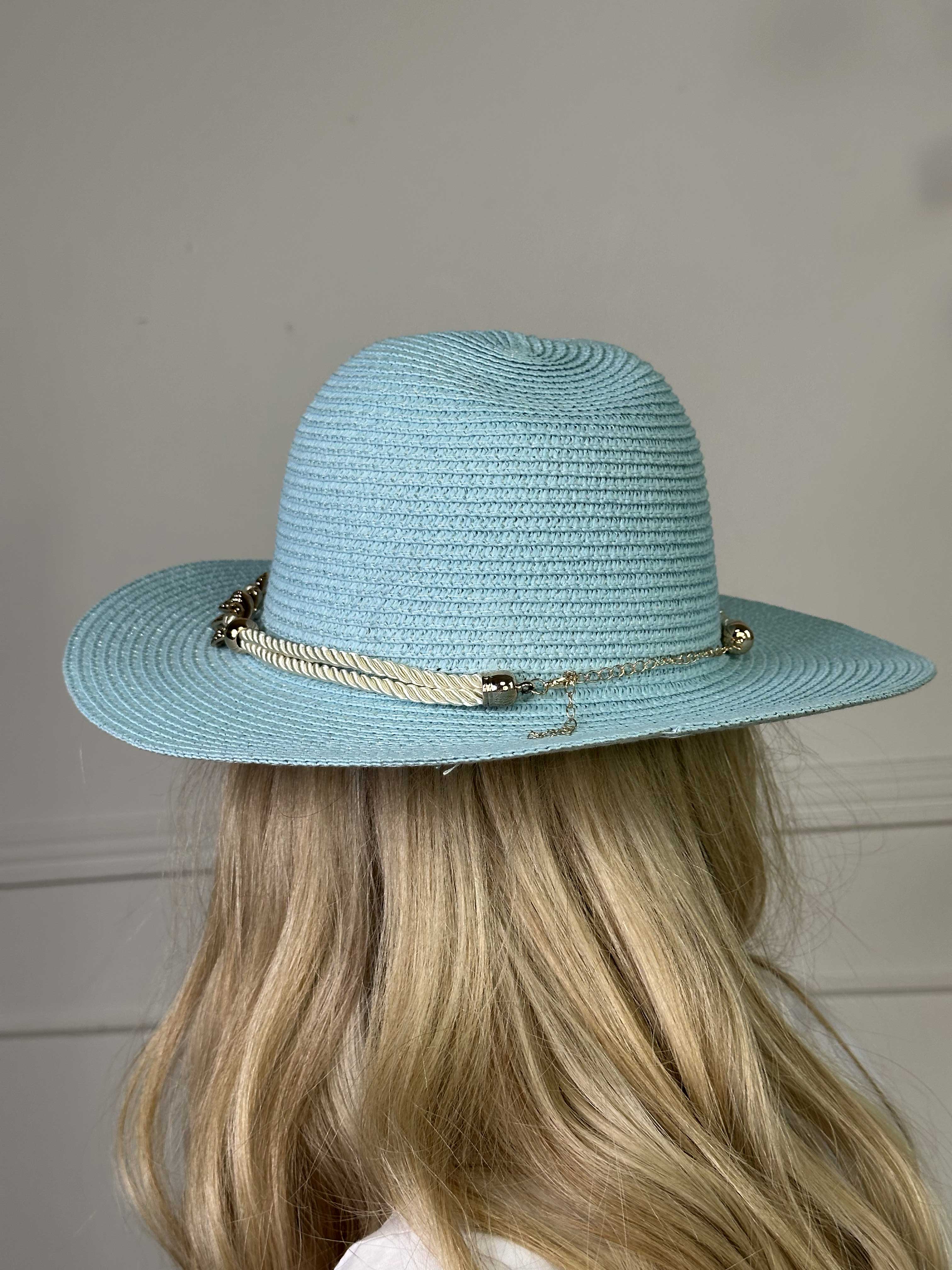 Olivias - Hatt med glänsande snöre och smycken