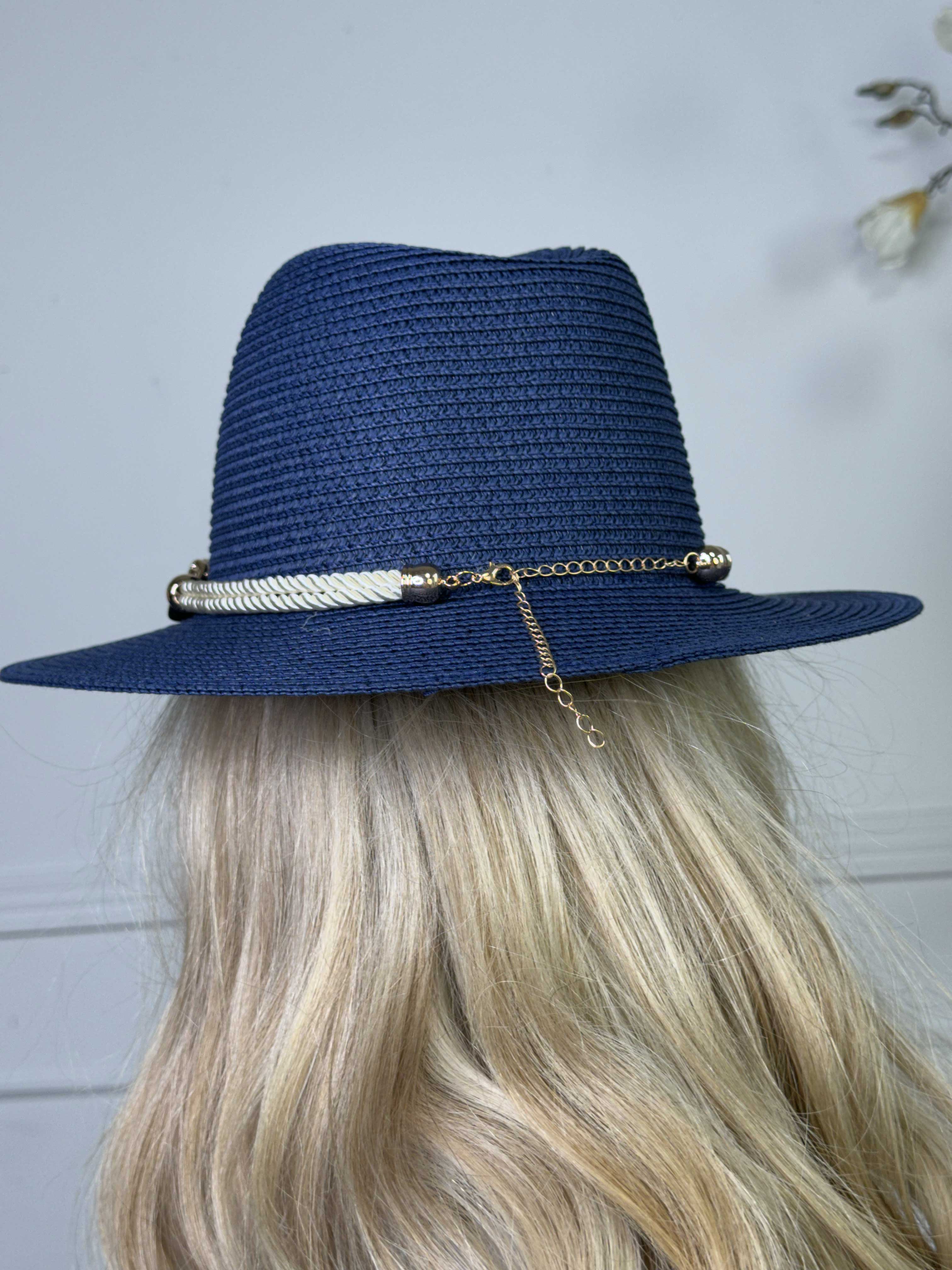 Olivias - Hatt med glänsande snöre och smycken