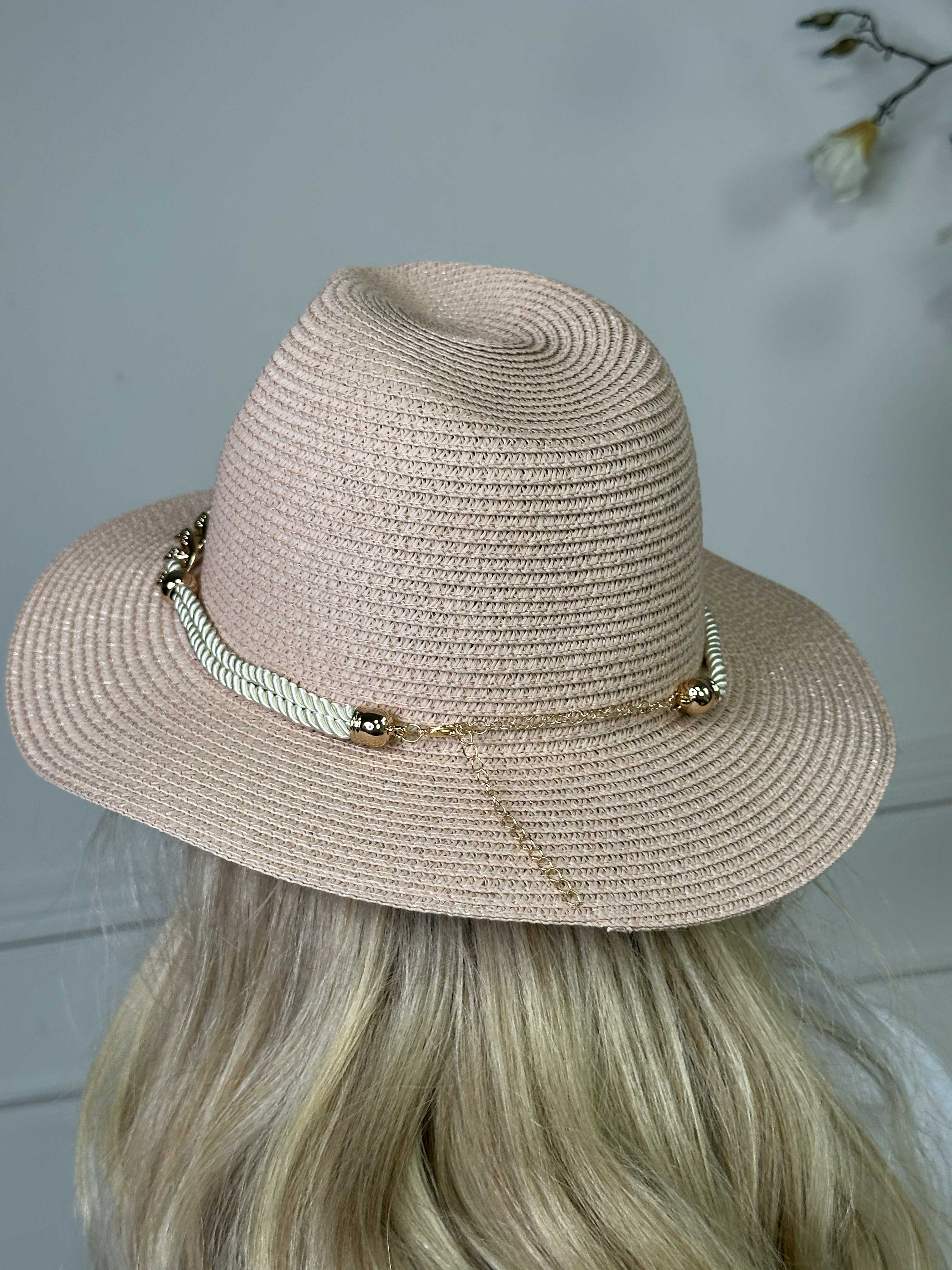 Olivias - Hatt med glänsande snöre och smycken
