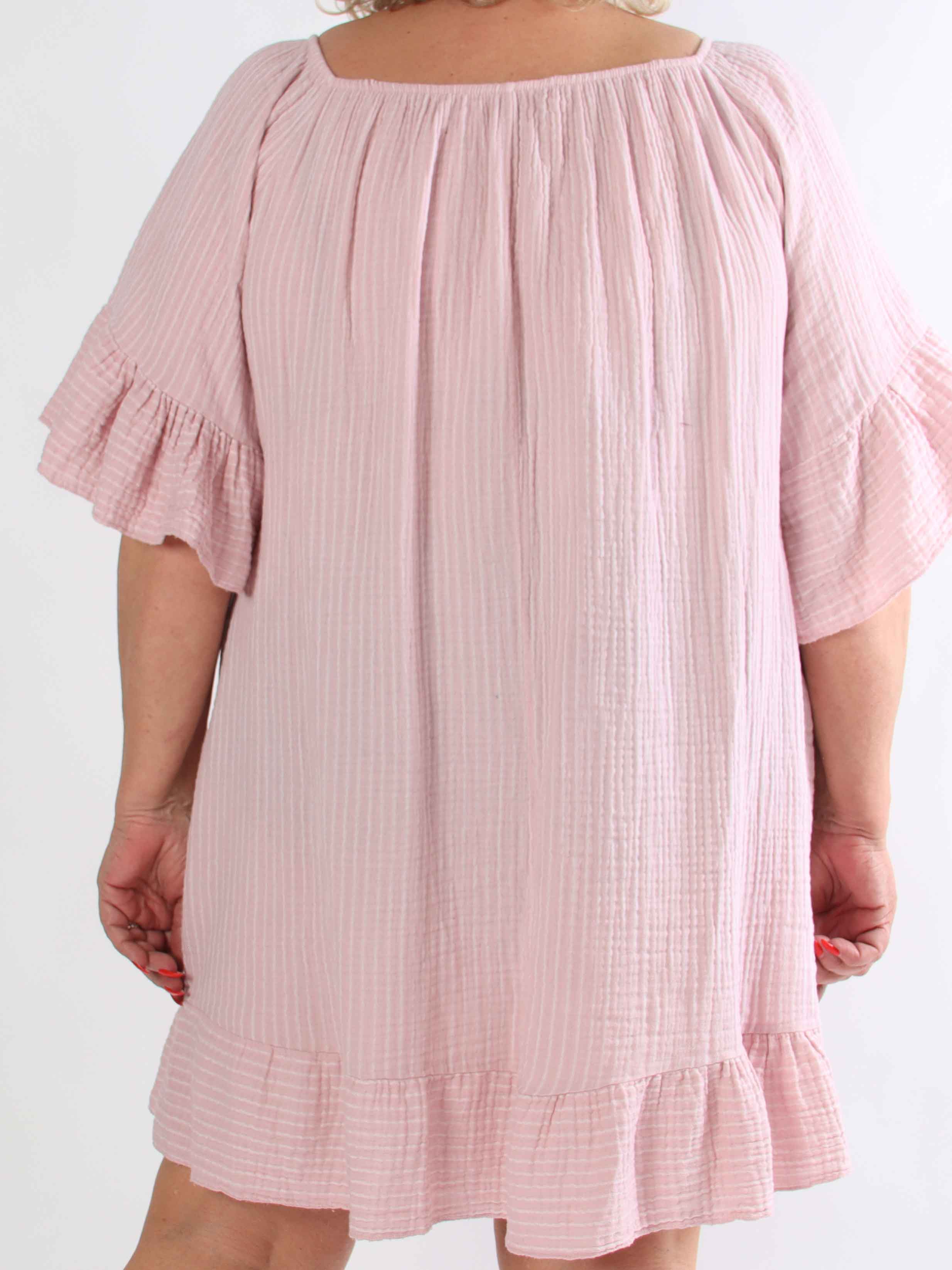 Olly - Blød stribet plus size bomuldskjole med flæsekanter