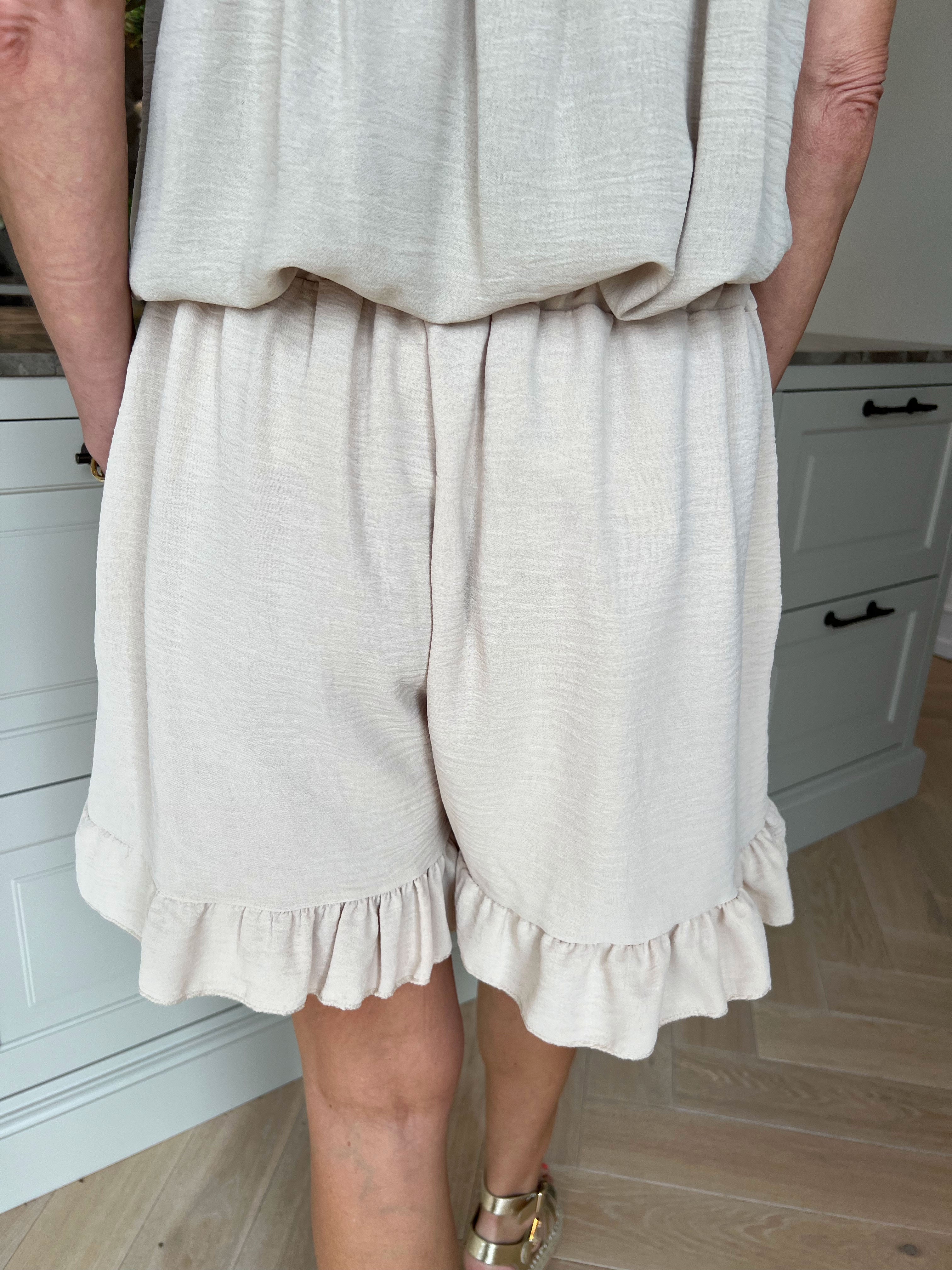 Ottalie - Løse shorts i viskose med sød flæsekant