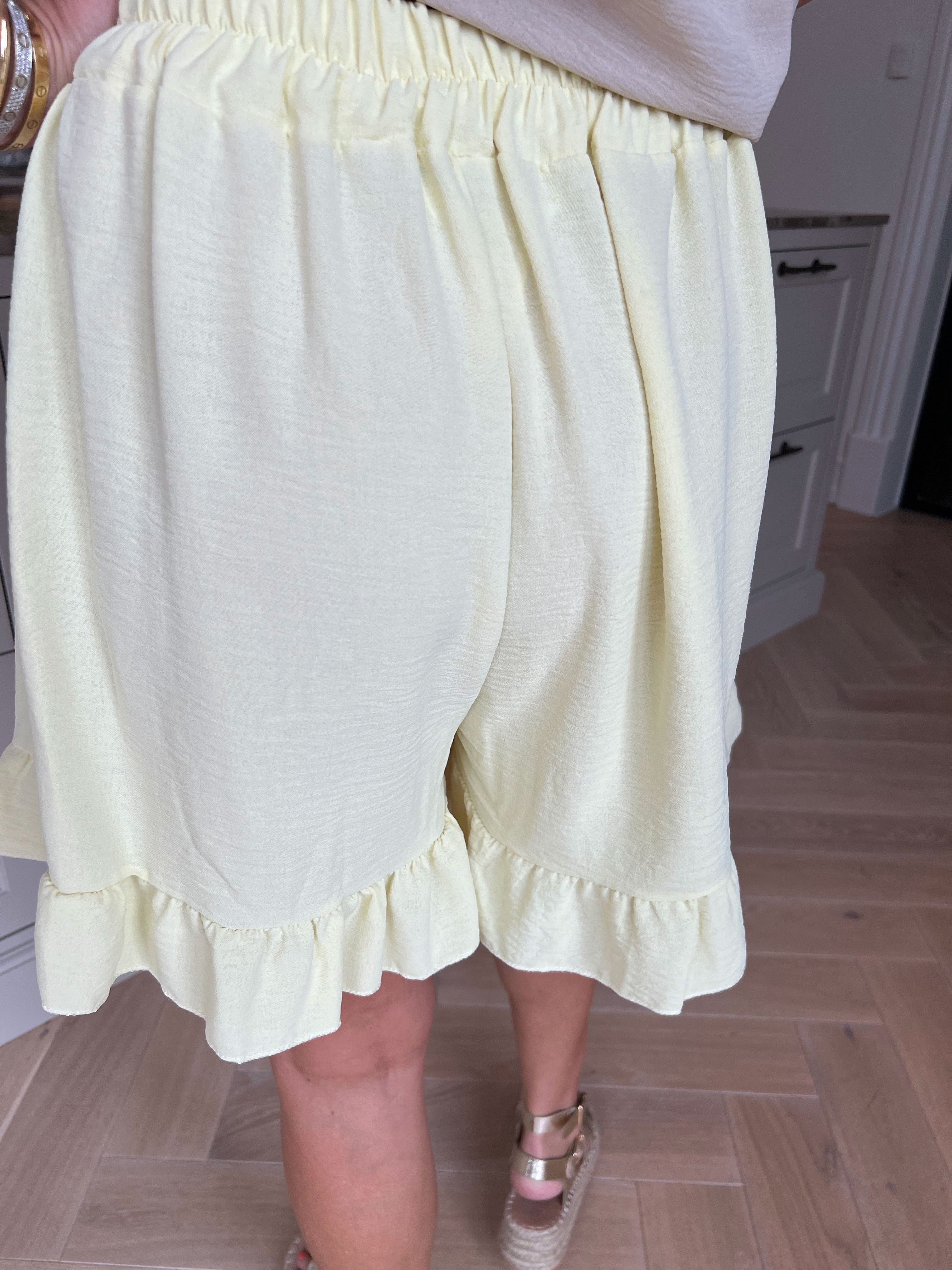 Ottalie - Løse shorts i viskose med sød flæsekant