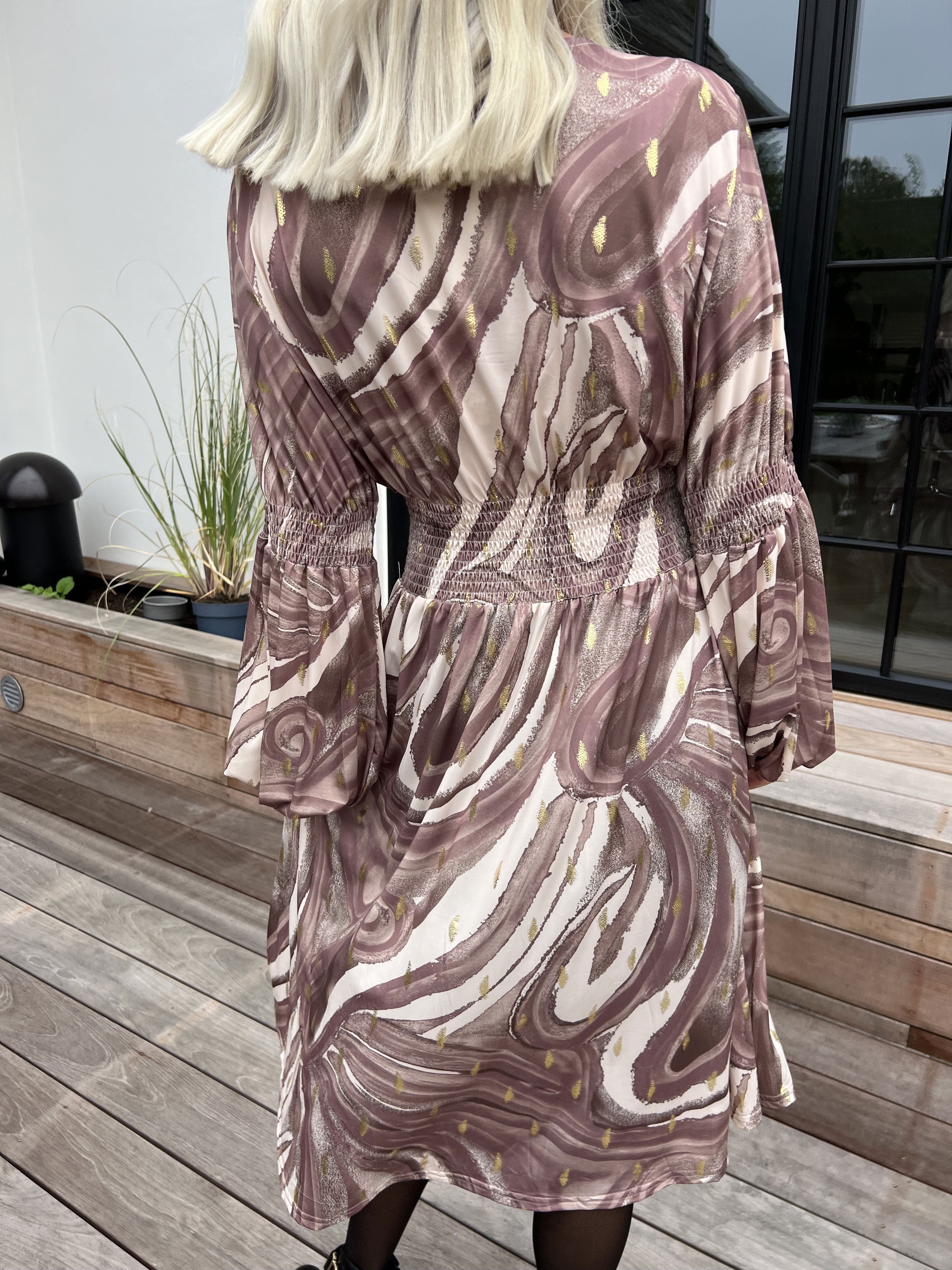 Paige Swirls - Elastisk mönstrad klänning med smock och knappar vid bysten
