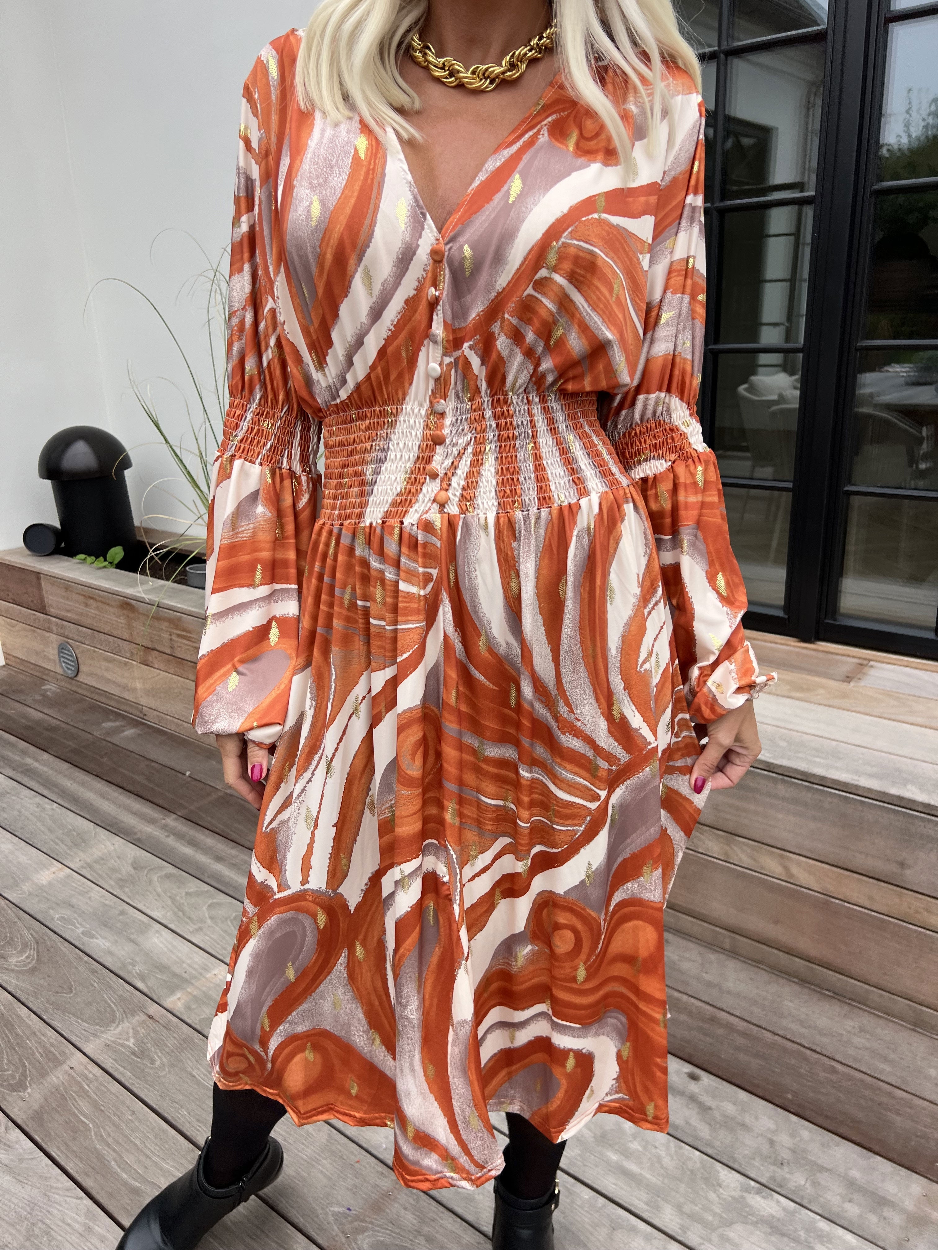 Paige Swirls - Elastisk mönstrad klänning med smock och knappar vid bysten