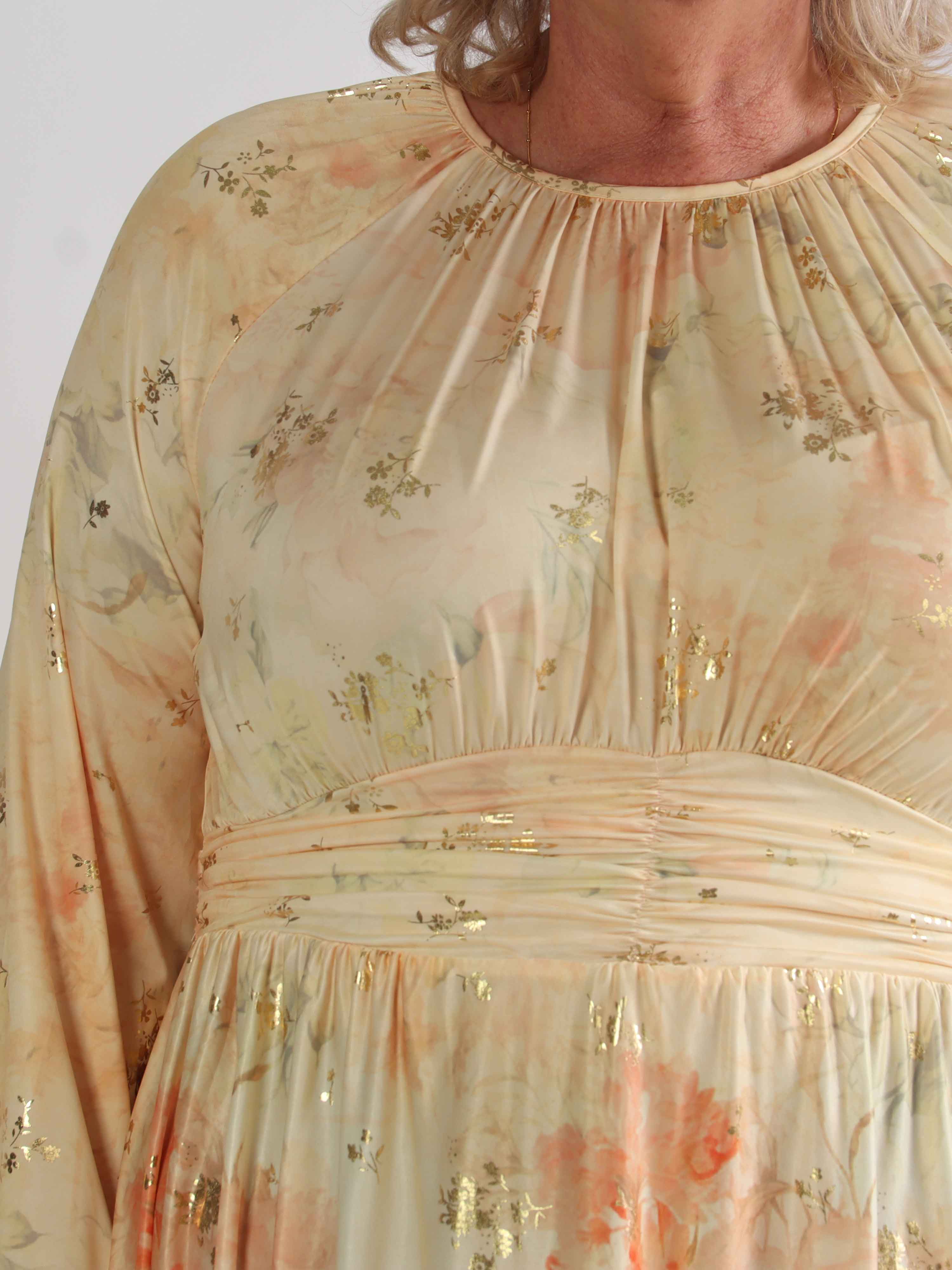 Paloma Ethereal Short - Plus size kjole med fint blomsterprint og gulddetaljer