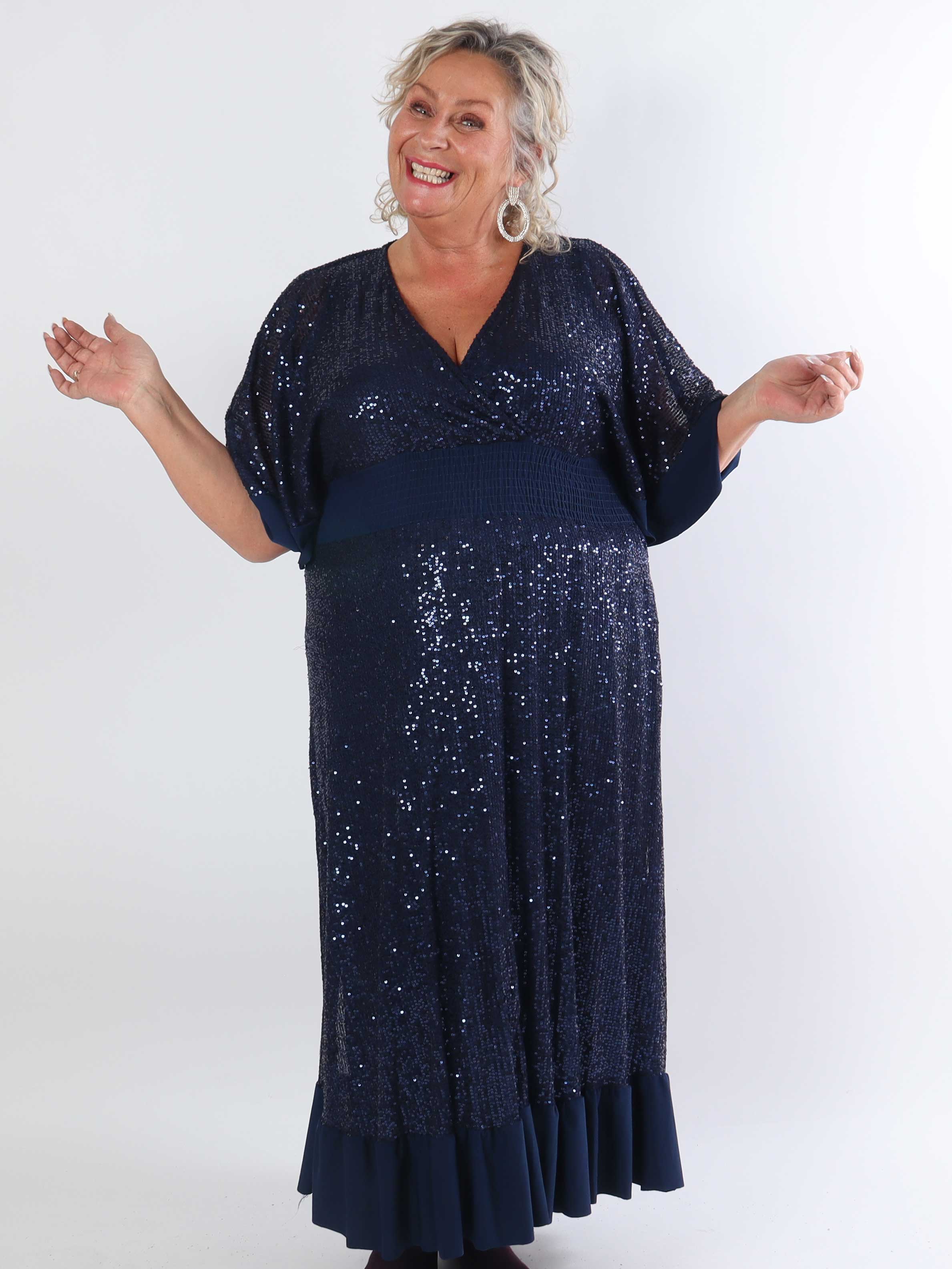 Pamela Glitter - Lång paljettklänning i plusstorlek med volanger och smock