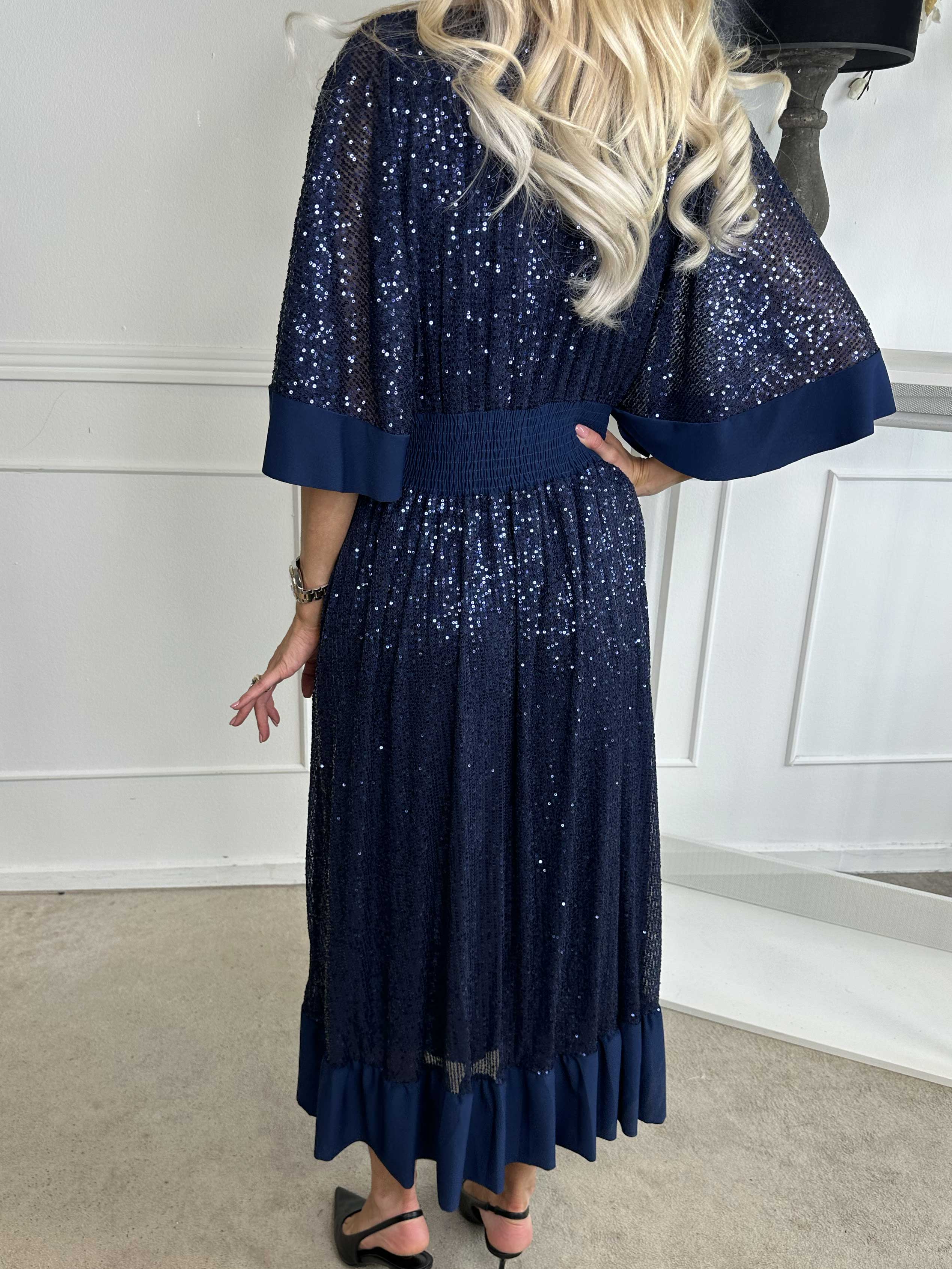 Pamela Glitter - Lång paljettklänning med volanger och smock