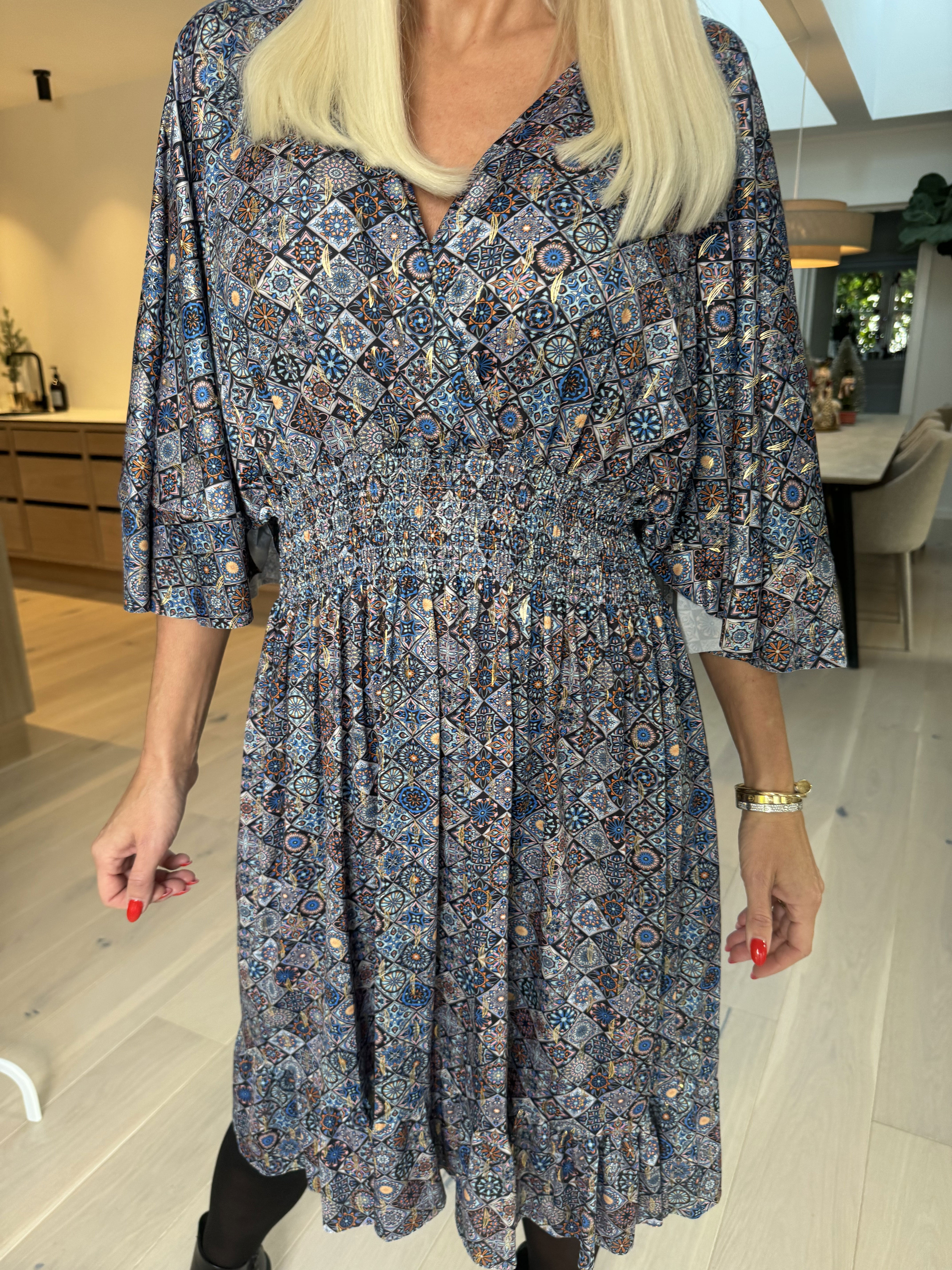 Pamela Mosaic Short - Elastisk klänning med volanger och smock