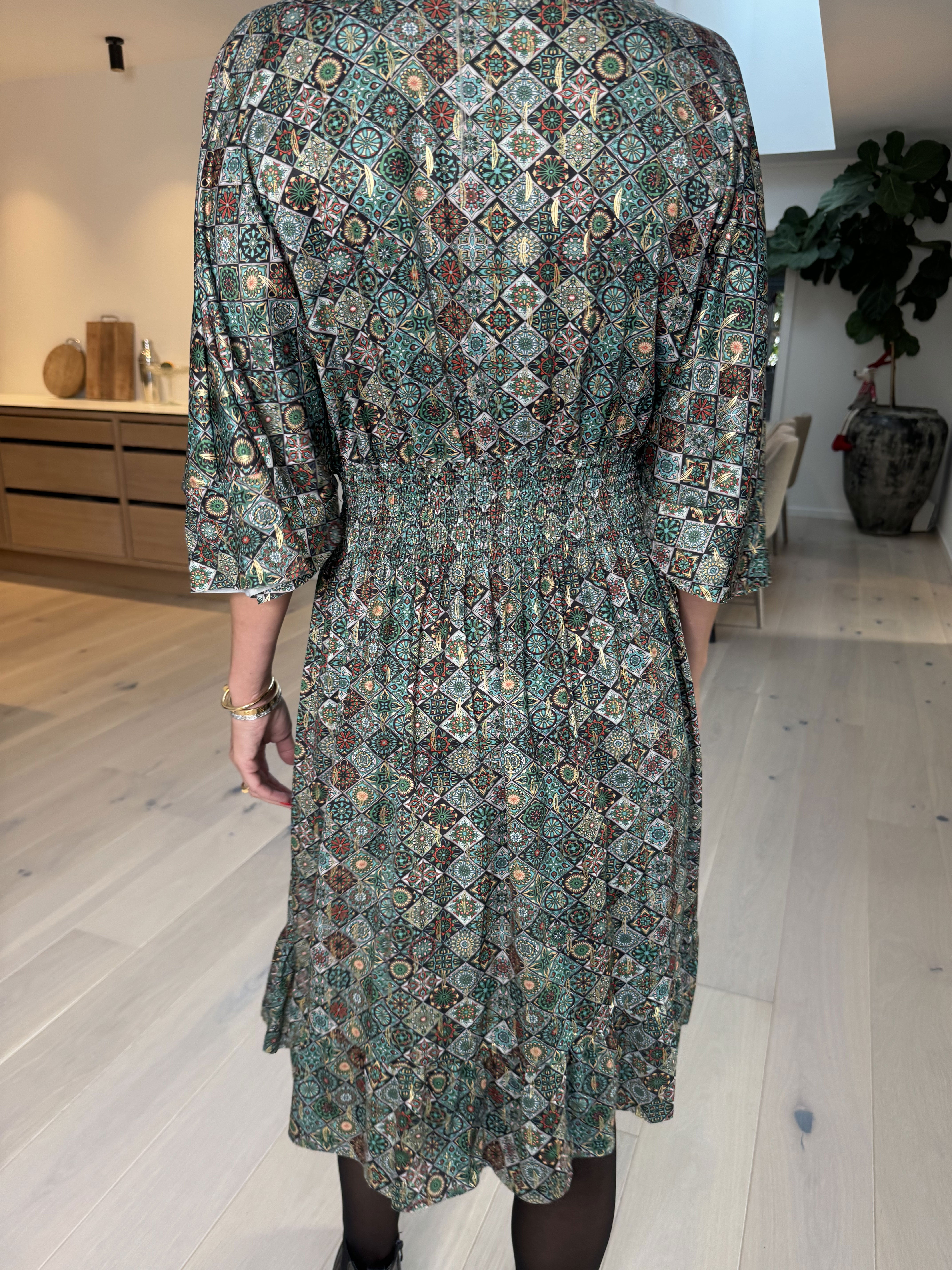Pamela Mosaic Short - Elastisk klänning med volanger och smock
