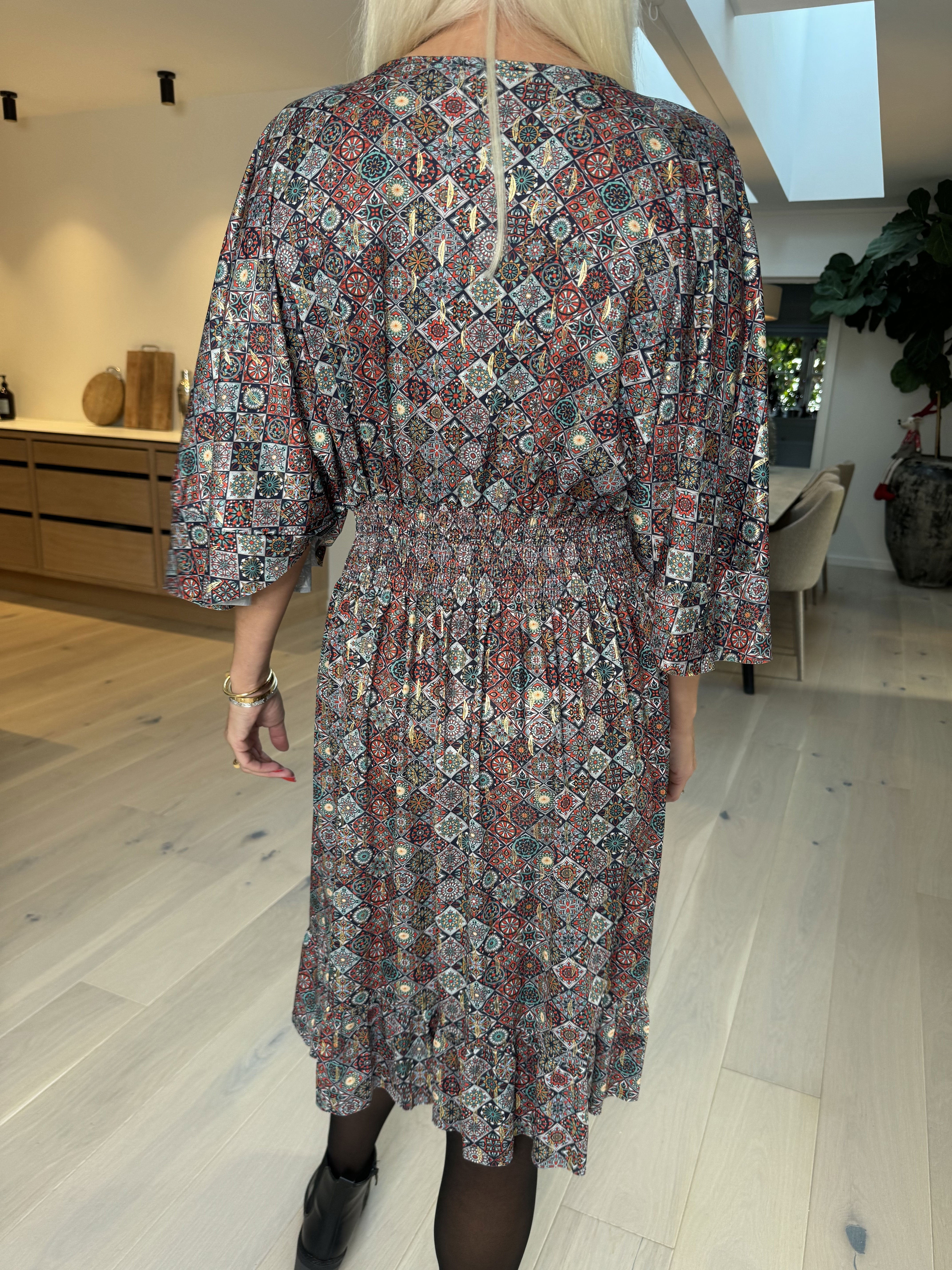 Pamela Mosaic Short - Elastisk klänning med volanger och smock