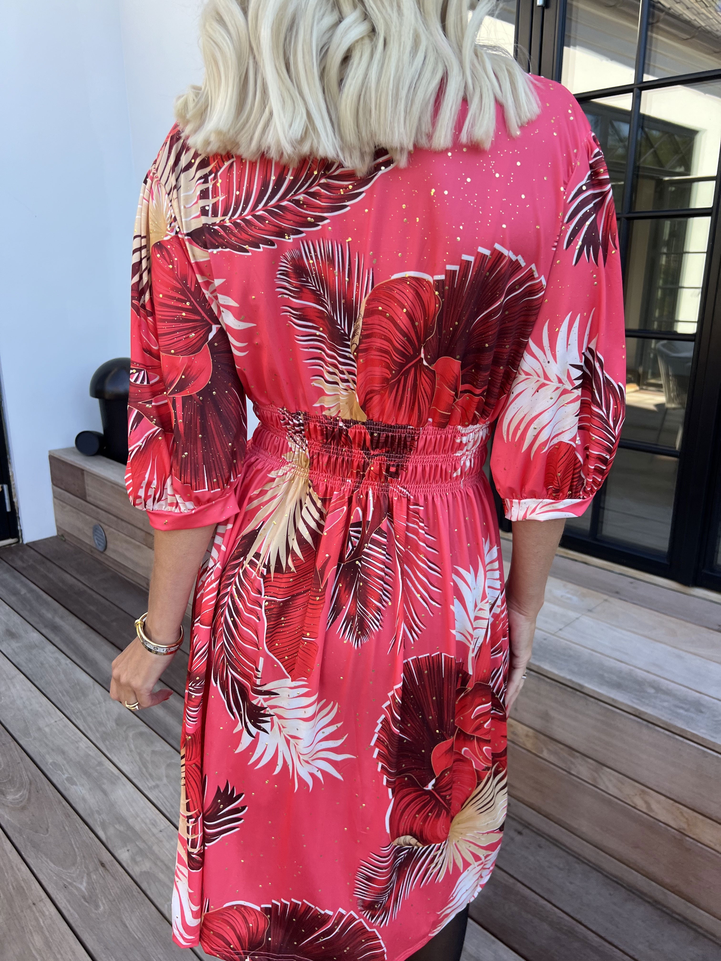 Pamina Palm Short - Elastisk klänning med bladmotiv och gulddamm