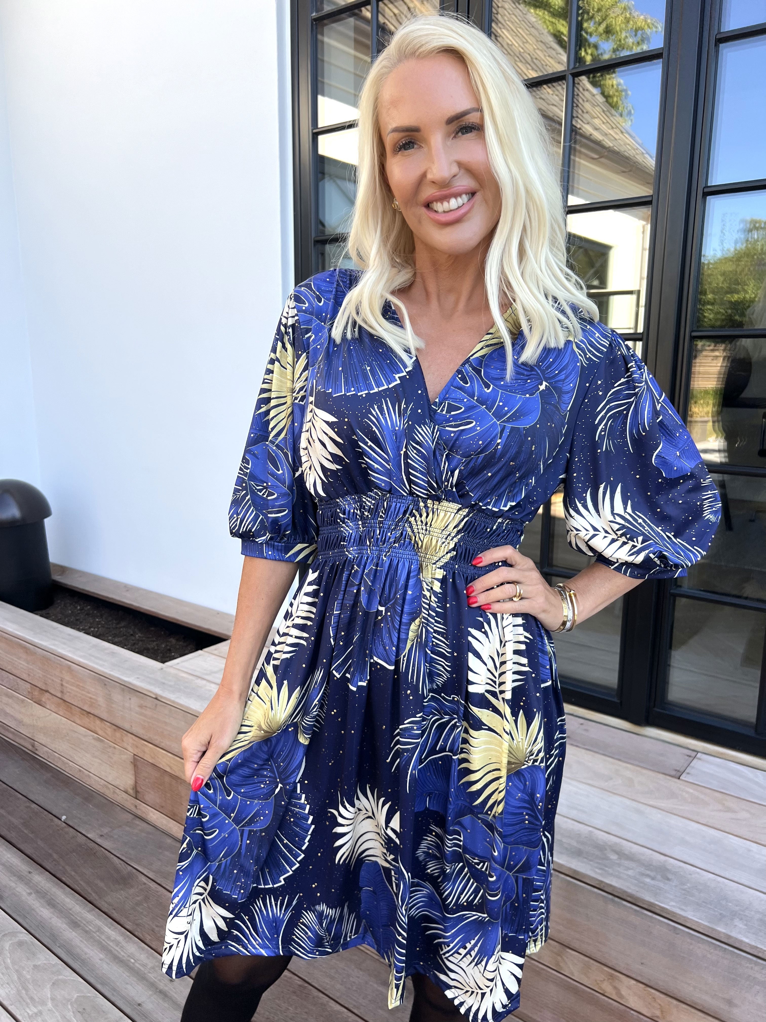 Pamina Palm Short - Elastisk klänning med bladmotiv och gulddamm