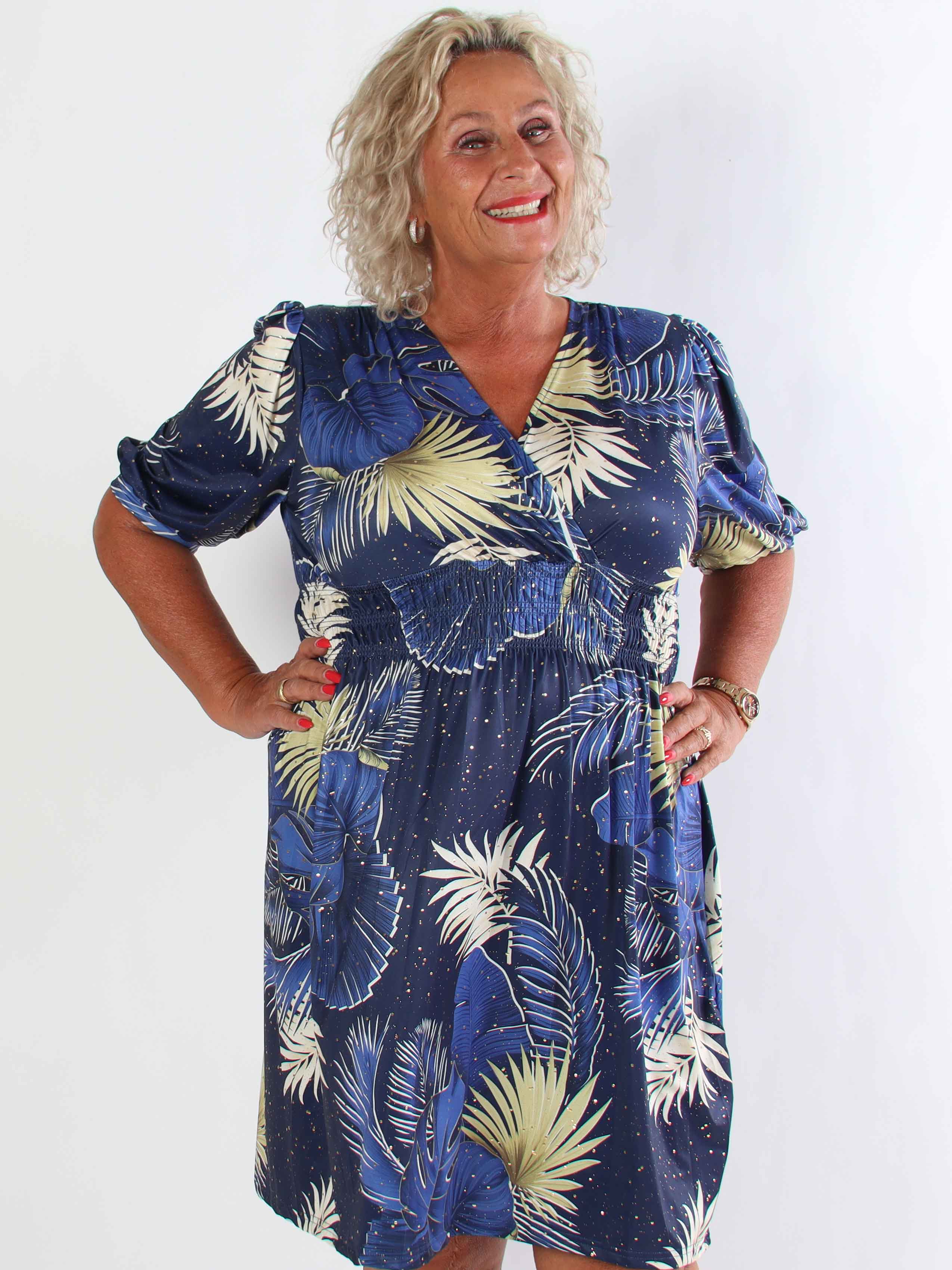 Pamina Palm Short - Elastisk plus size klänning med bladmotiv och gulddamm