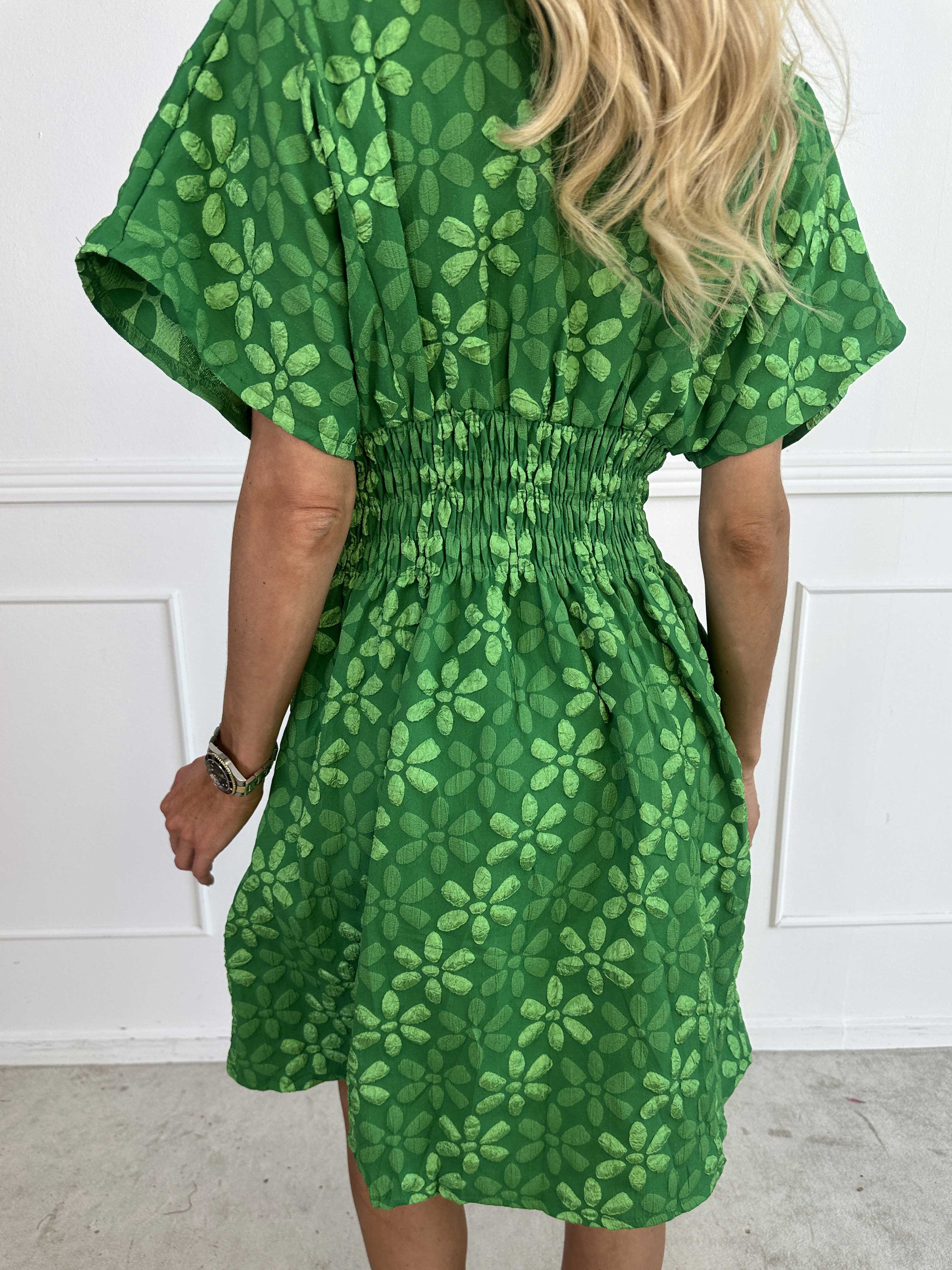 Pams Bloom Short - Feminin klänning med blomstermotiv