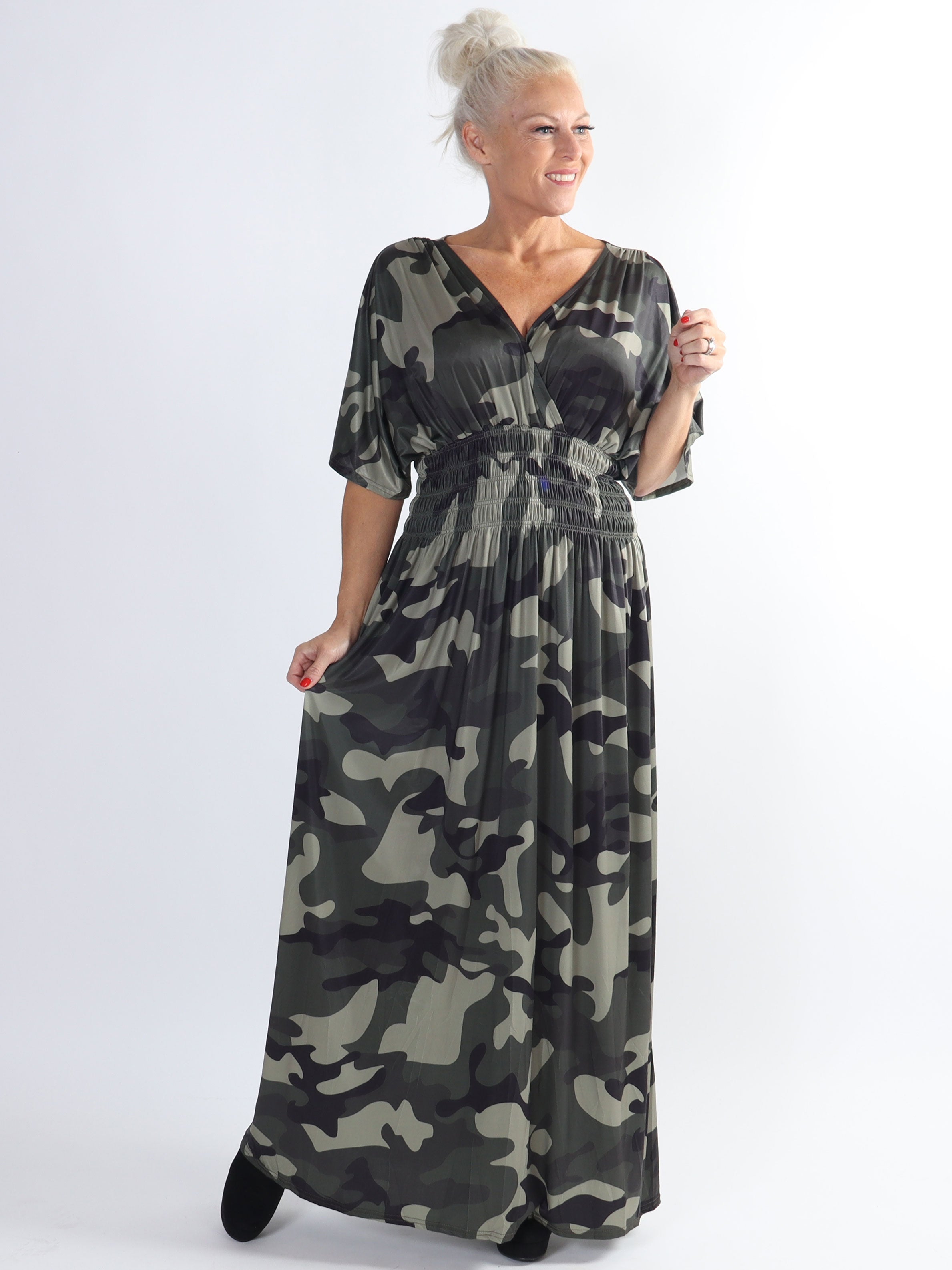 Pams Camo - Lång elastisk plus size klänning i kamouflagetryck