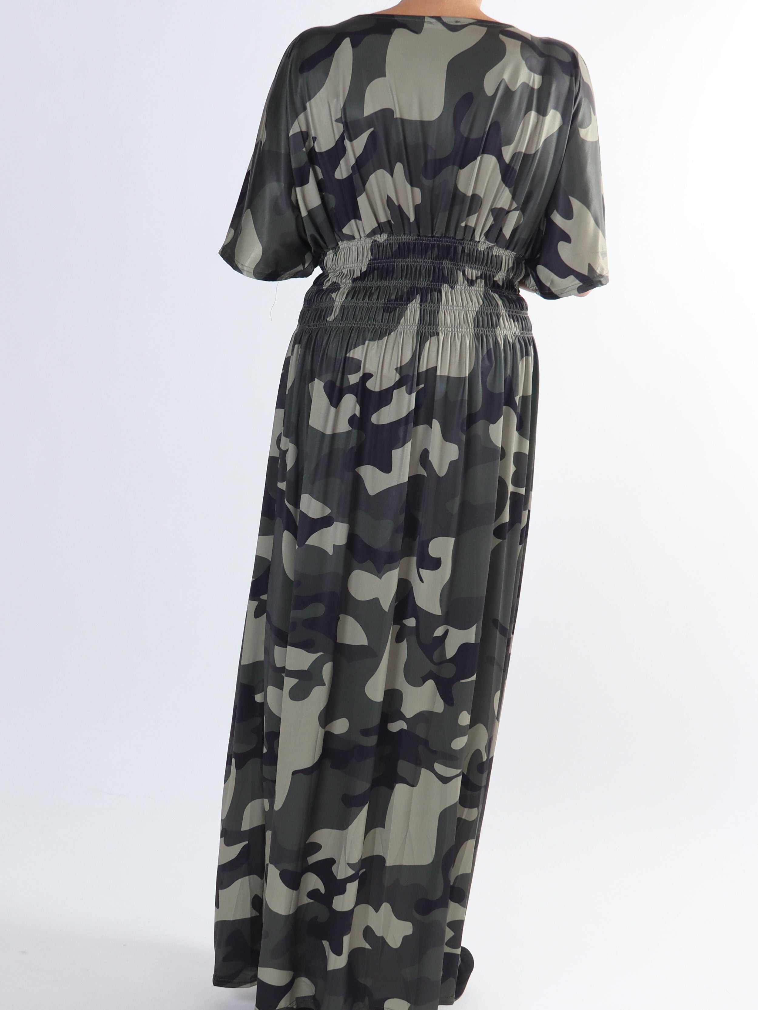 Pams Camo - Lång elastisk plus size klänning i kamouflagetryck