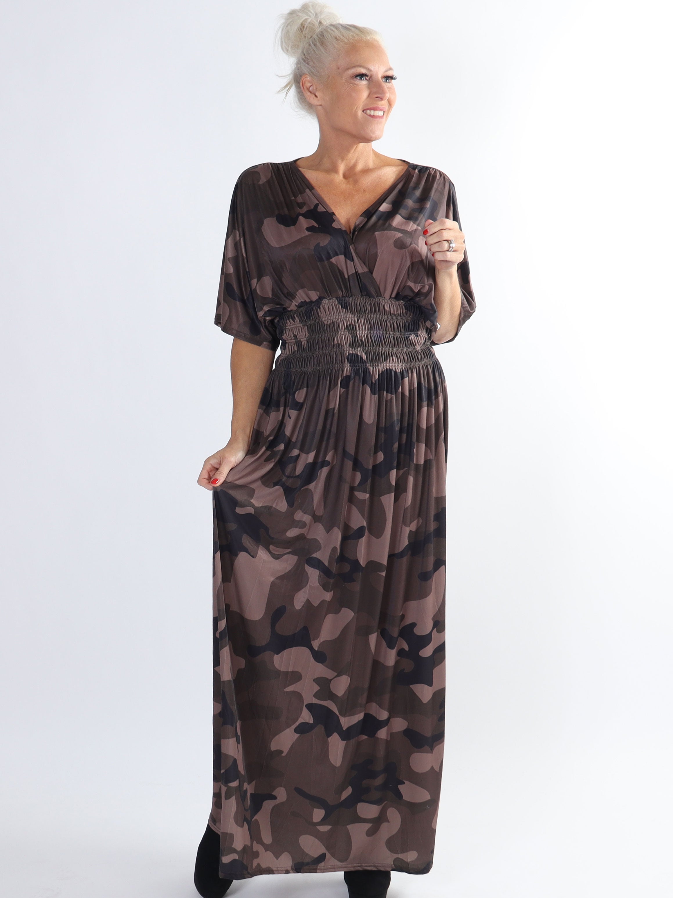 Pams Camo - Lång elastisk plus size klänning i kamouflagetryck