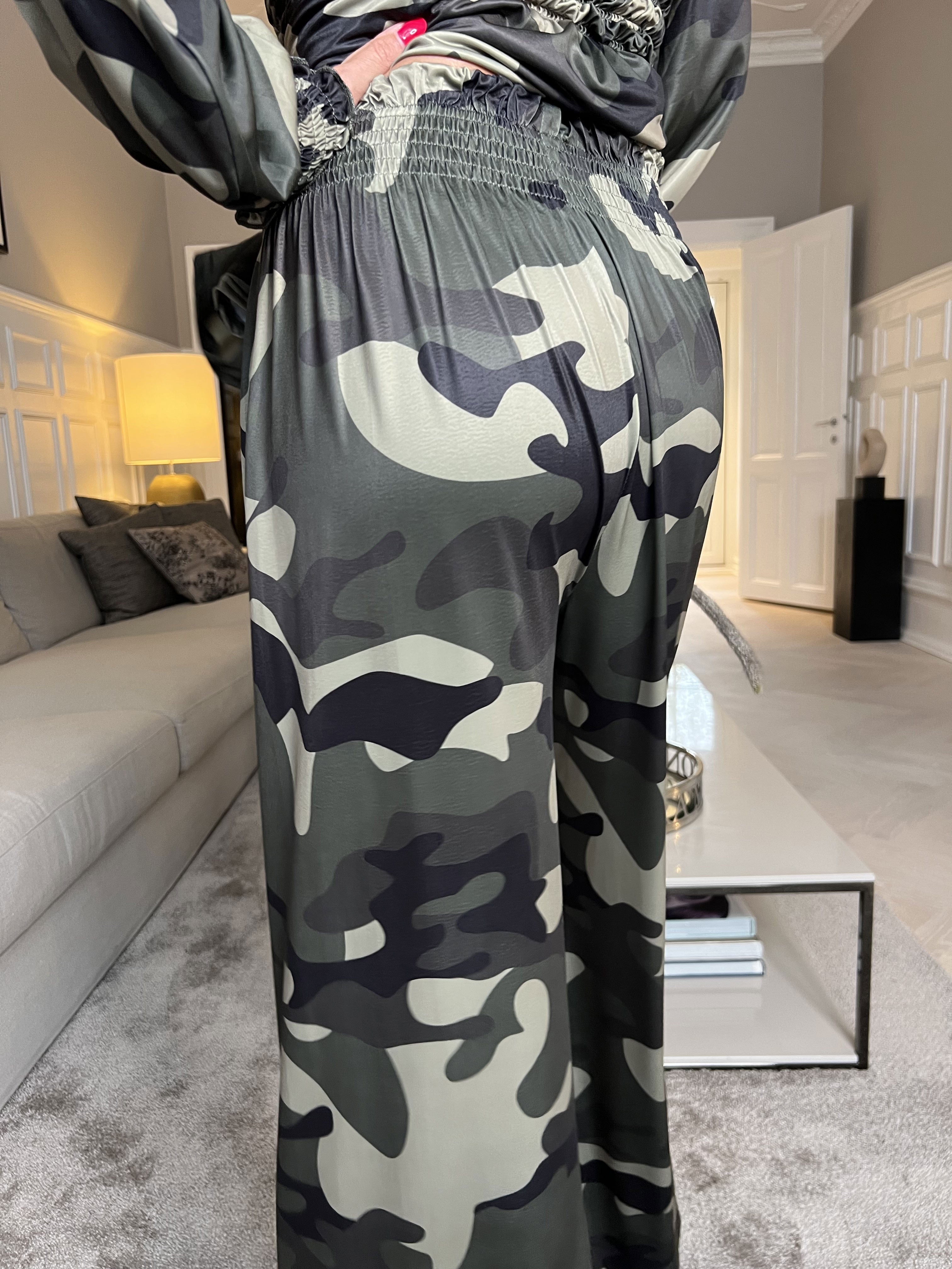 Pams Pants Camo - Lösa mönstrade byxor i stretchigt tyg