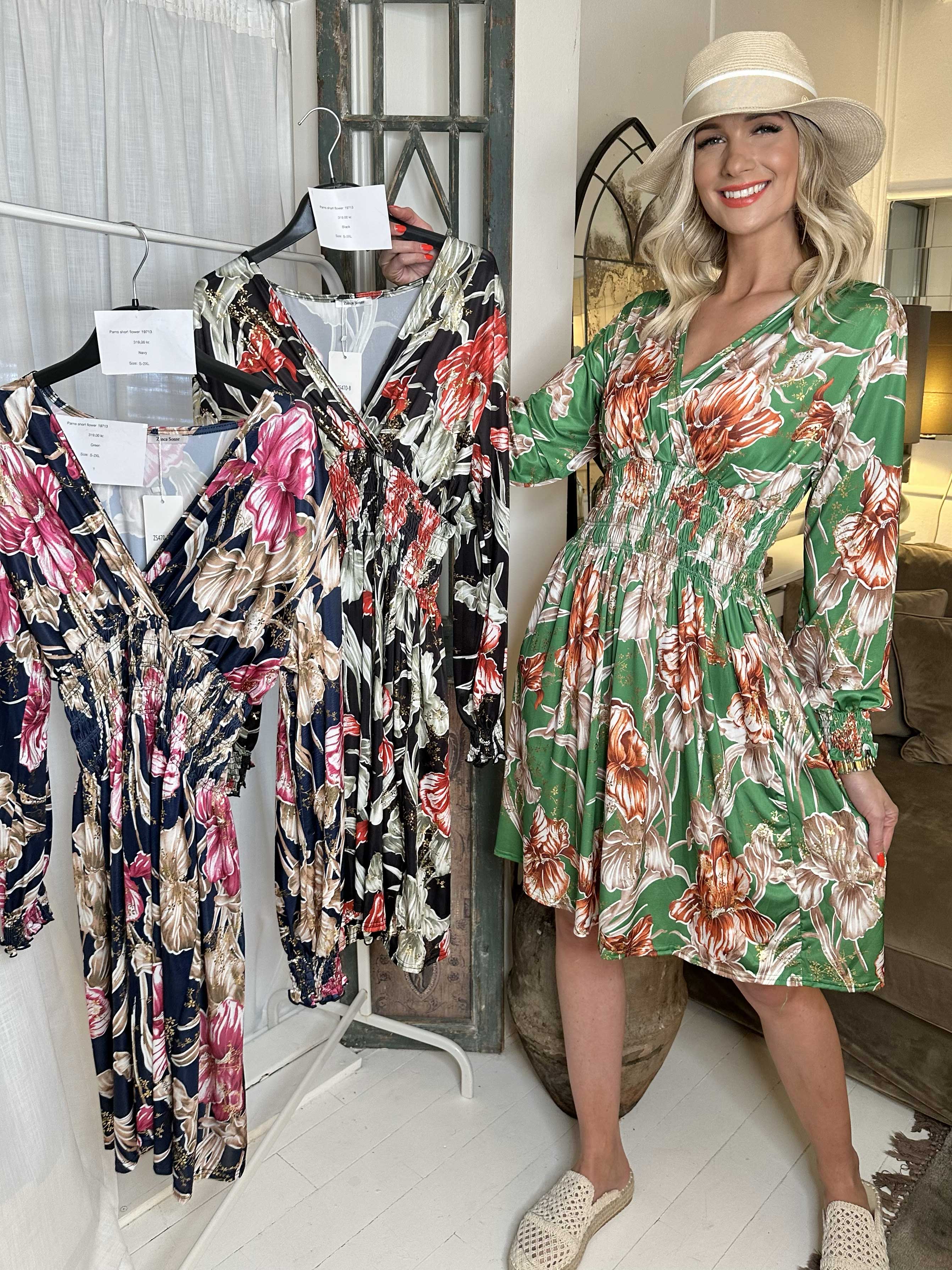 Pams Flower Short L/S - Mönstrad klänning med resår i skrynkelfritt tyg