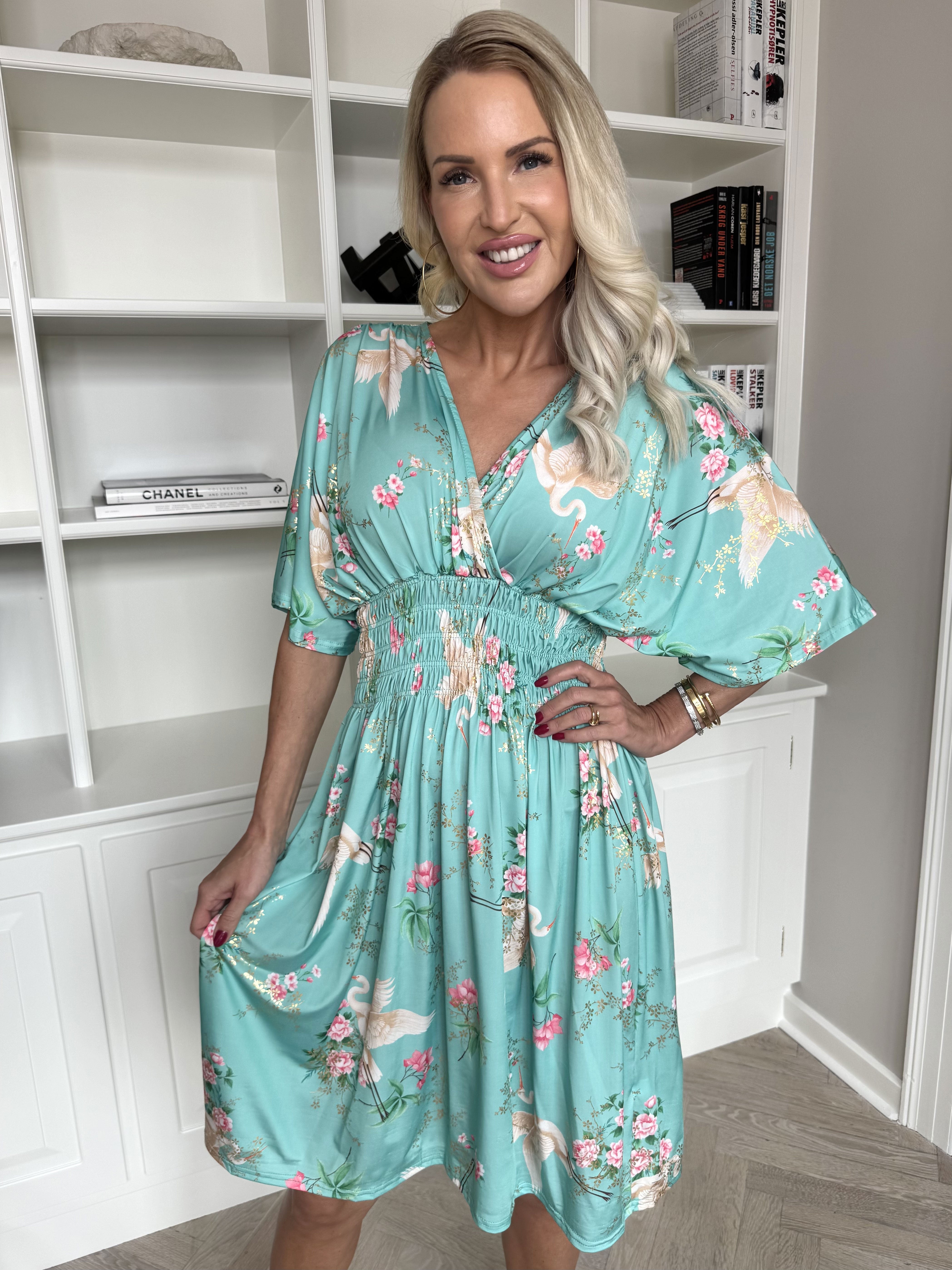 Pams Fly Short - Elastisk klänning med blommor och fåglar