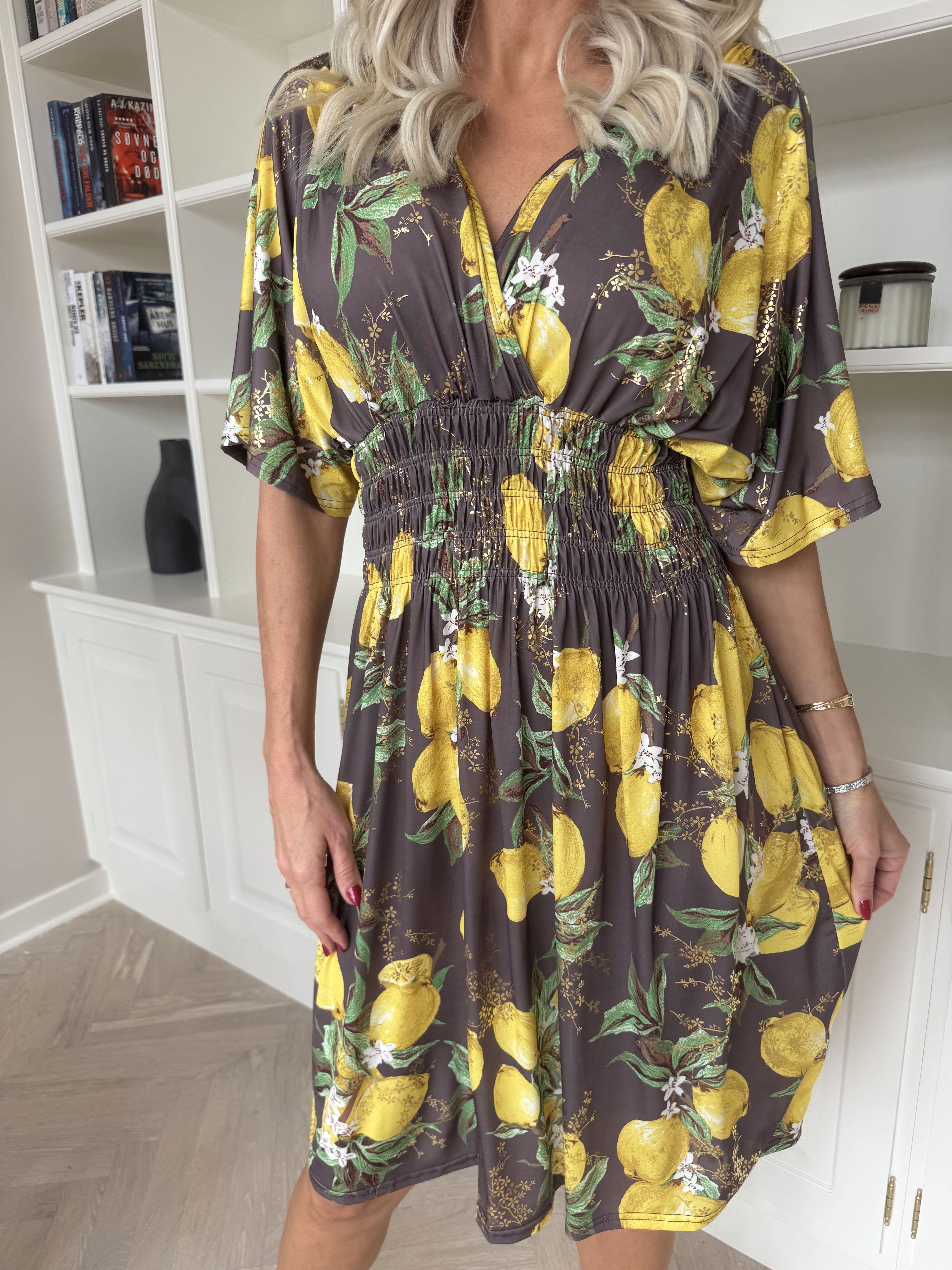 Pams Lemon Short - Elastisk klänning med citroner och gulddetaljer