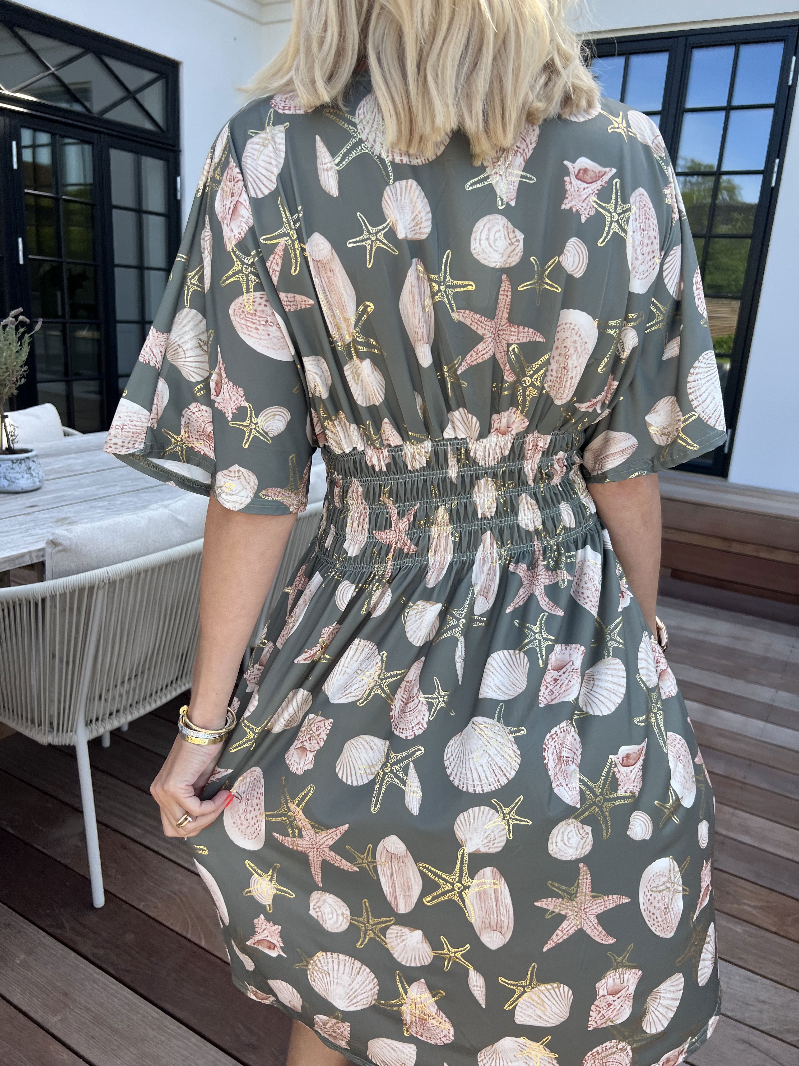 Pams Beach Short - Elastisk klänning med snäckmotiv