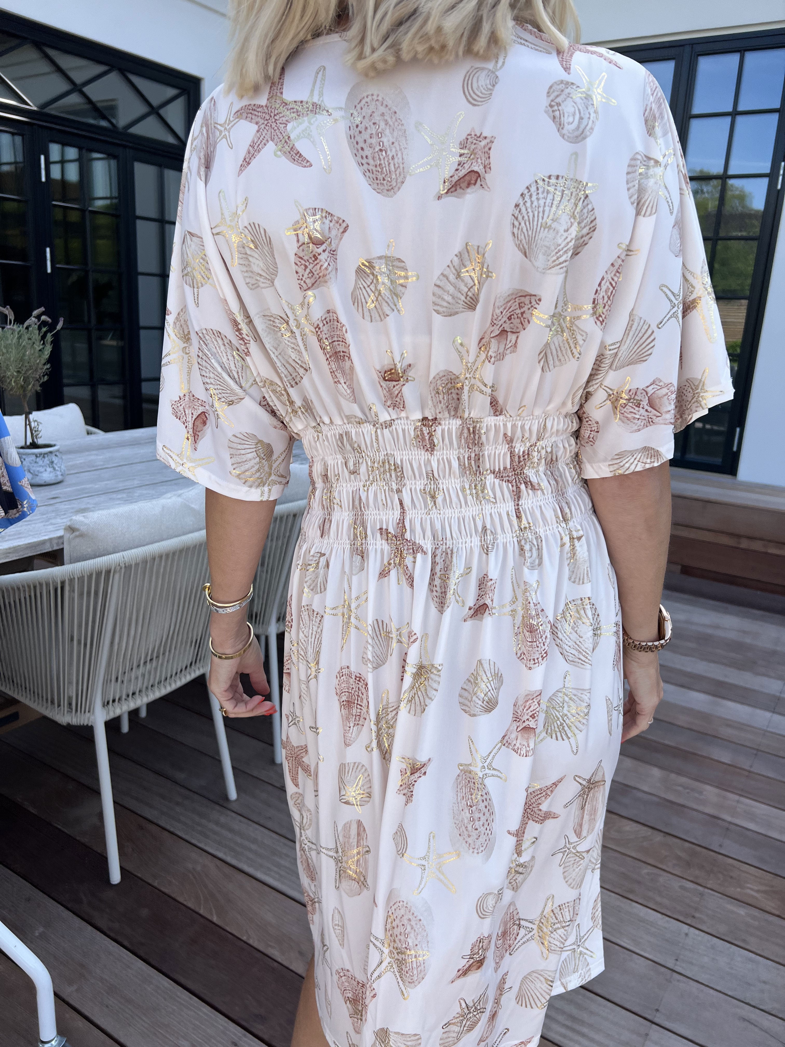 Pams Beach Short - Elastisk klänning med snäckmotiv