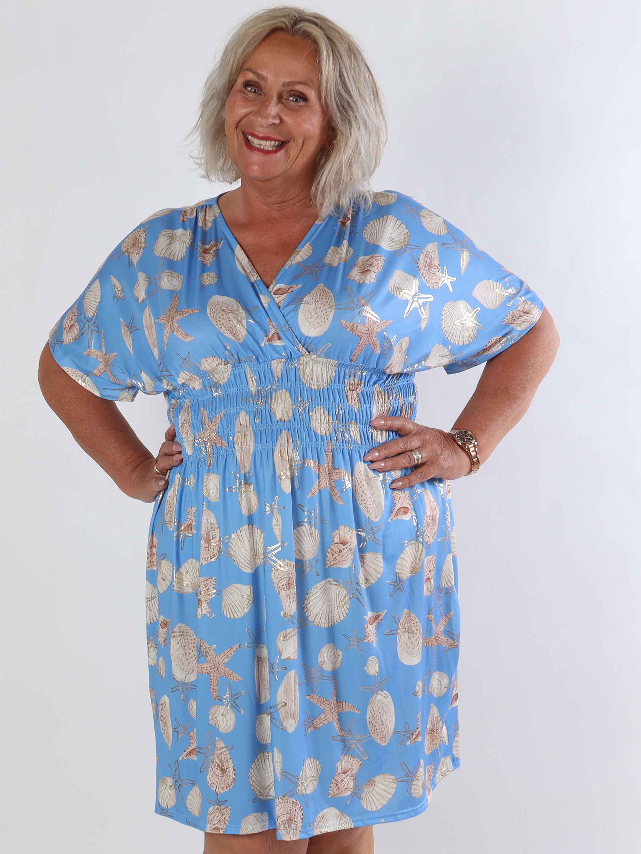 Pams Beach Short - Elastisk plus size klänning med musslor