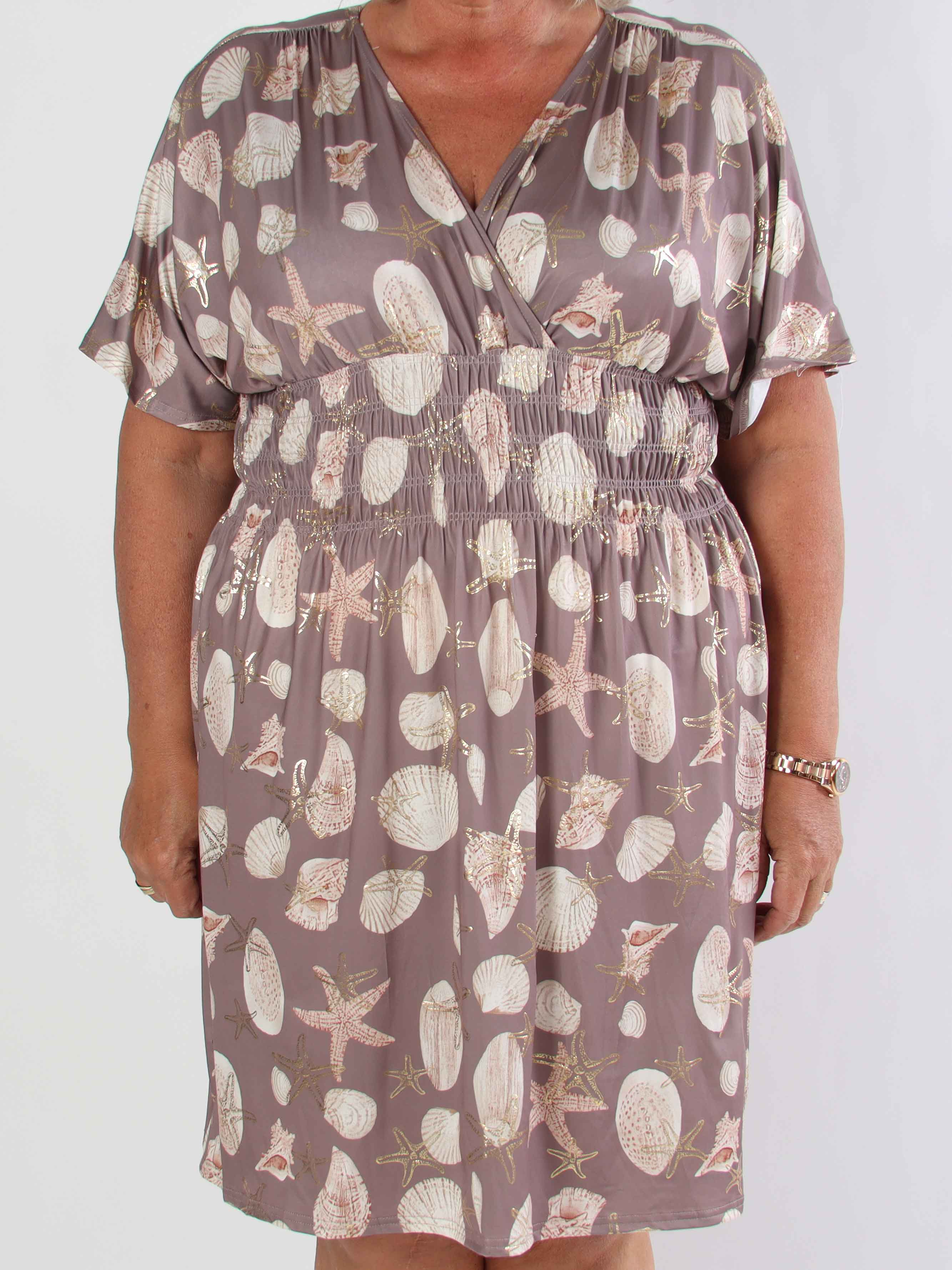 Pams Beach Short - Elastisk plus size klänning med musslor