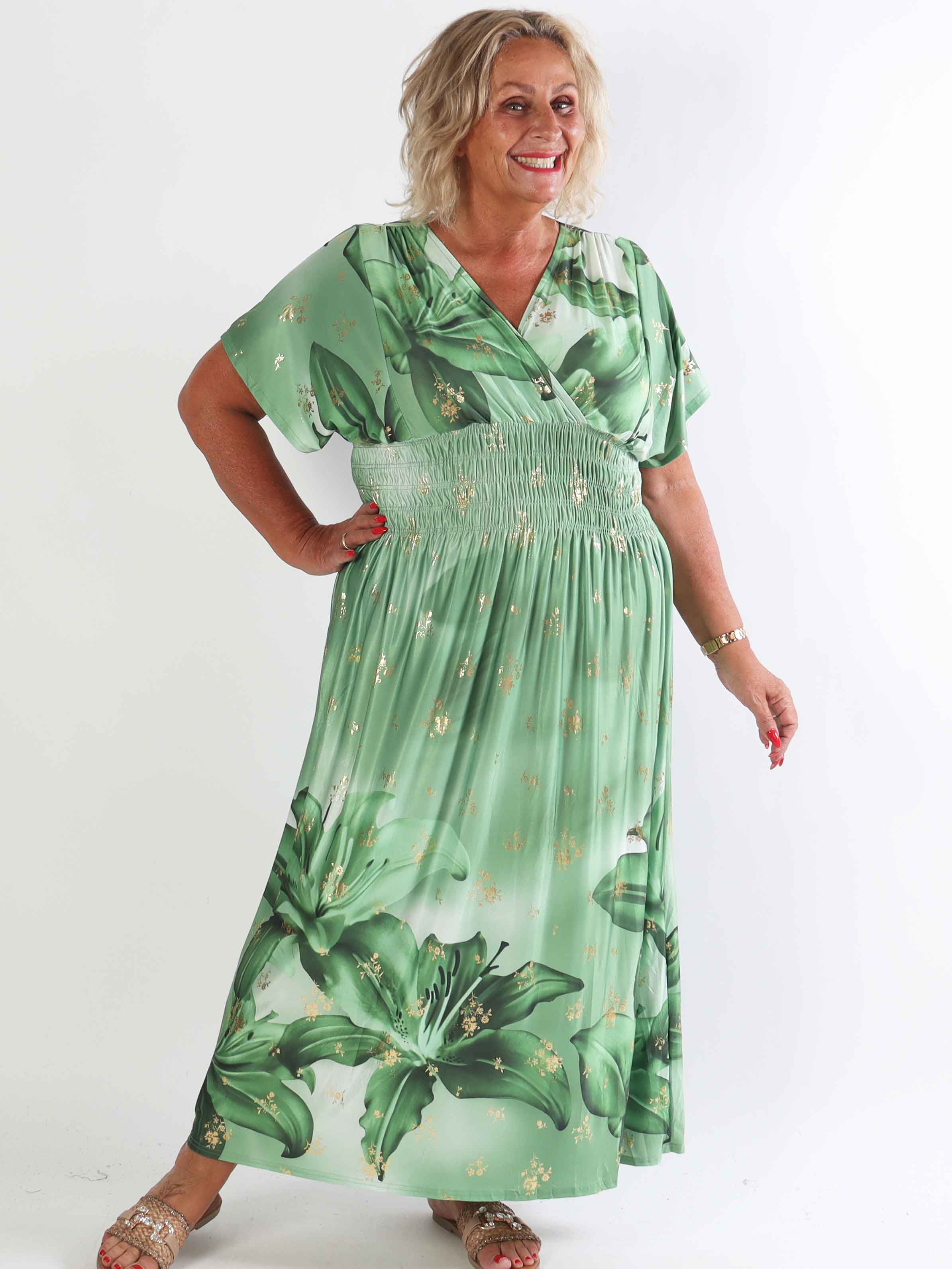 Pams Big Lily - Elastisk plus size klänning med stora liljor och gulddetaljer