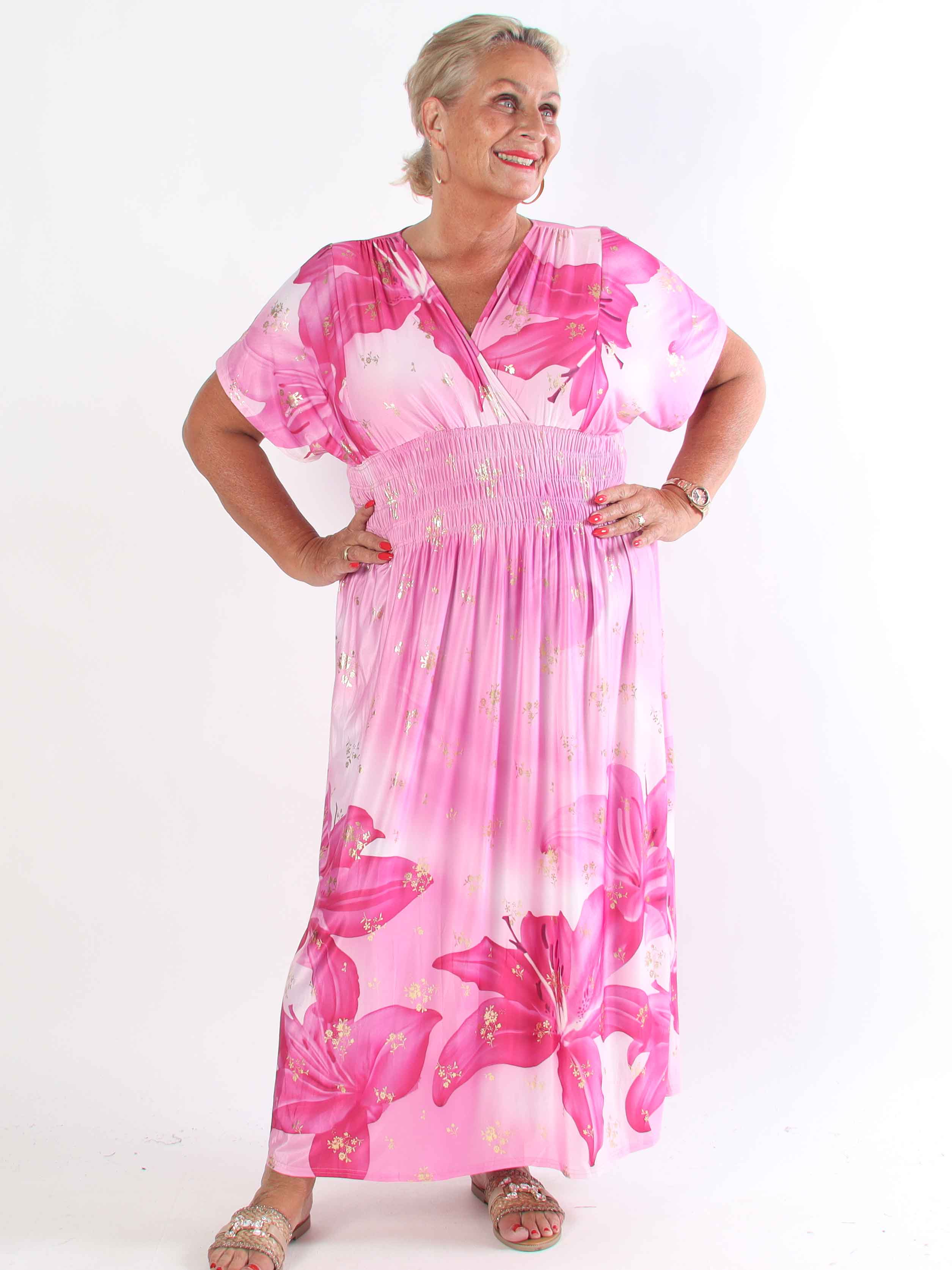Pams Big Lily - Elastisk plus size klänning med stora liljor och gulddetaljer