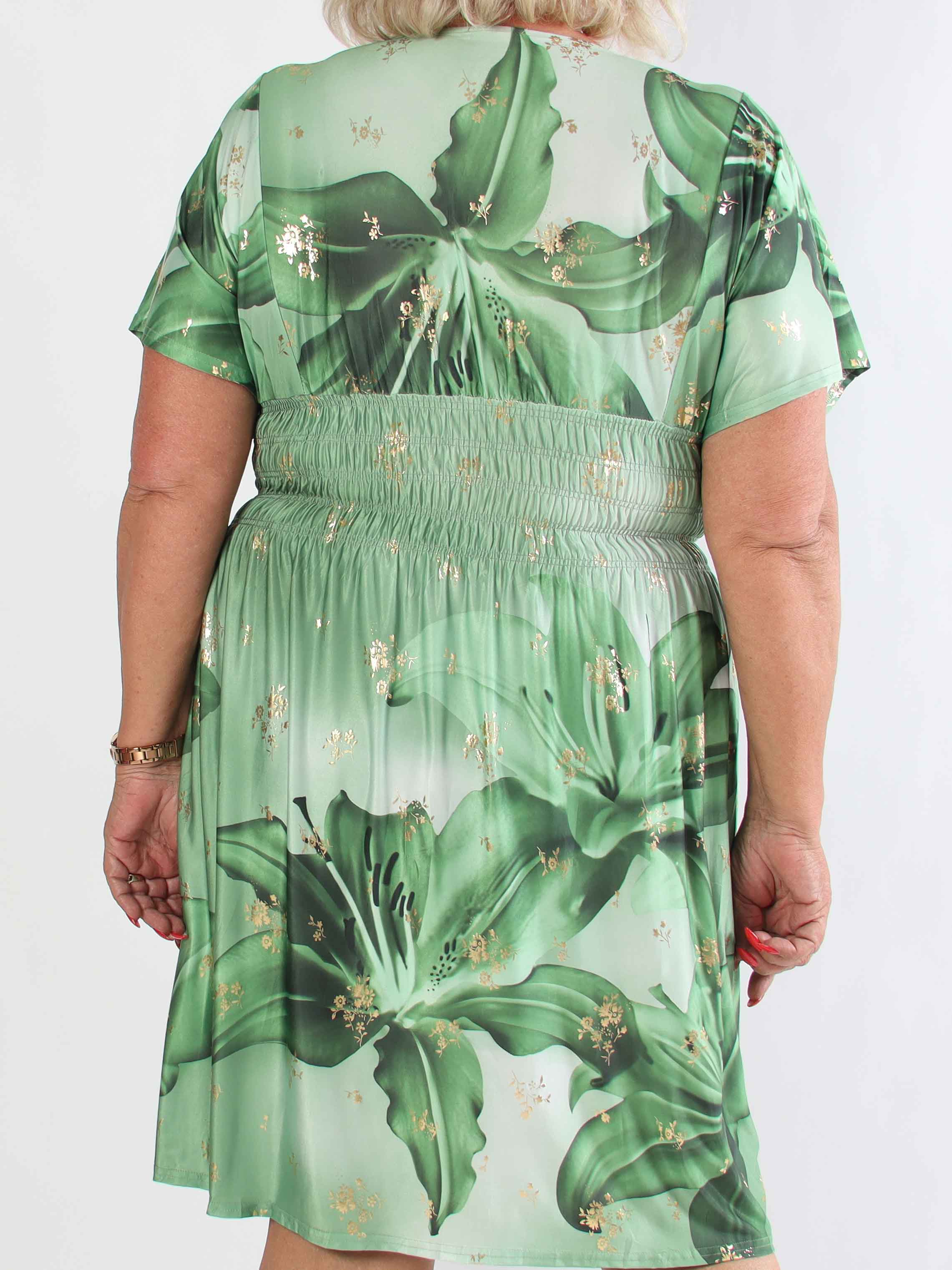 Pams Big Lily Short - Kort elastisk plus size klänning med stora liljor och gulddetaljer