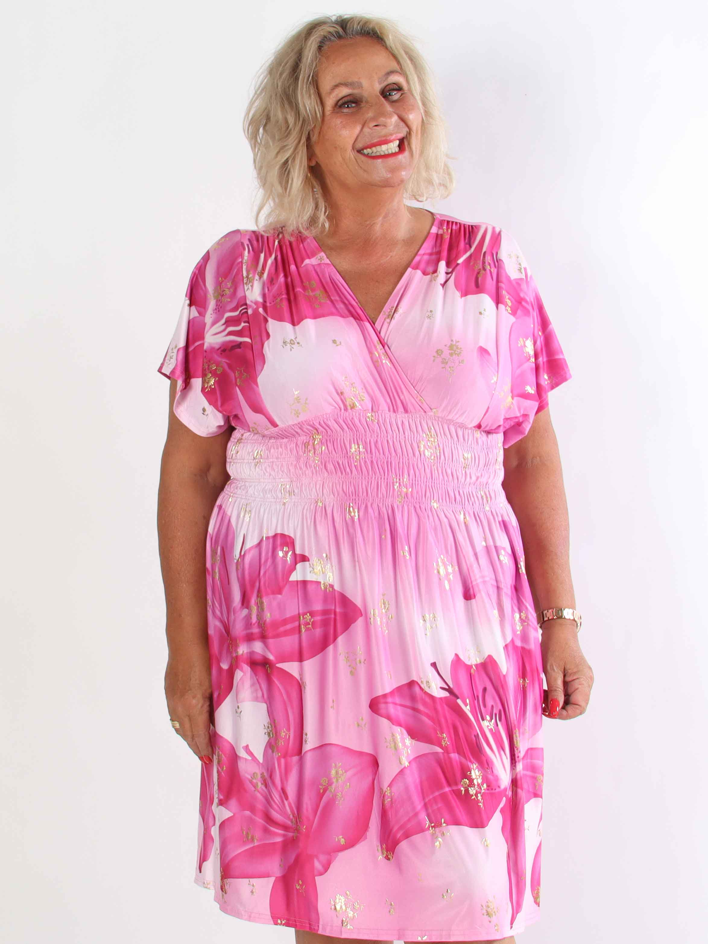 Pams Big Lily Short - Kort elastisk plus size klänning med stora liljor och gulddetaljer